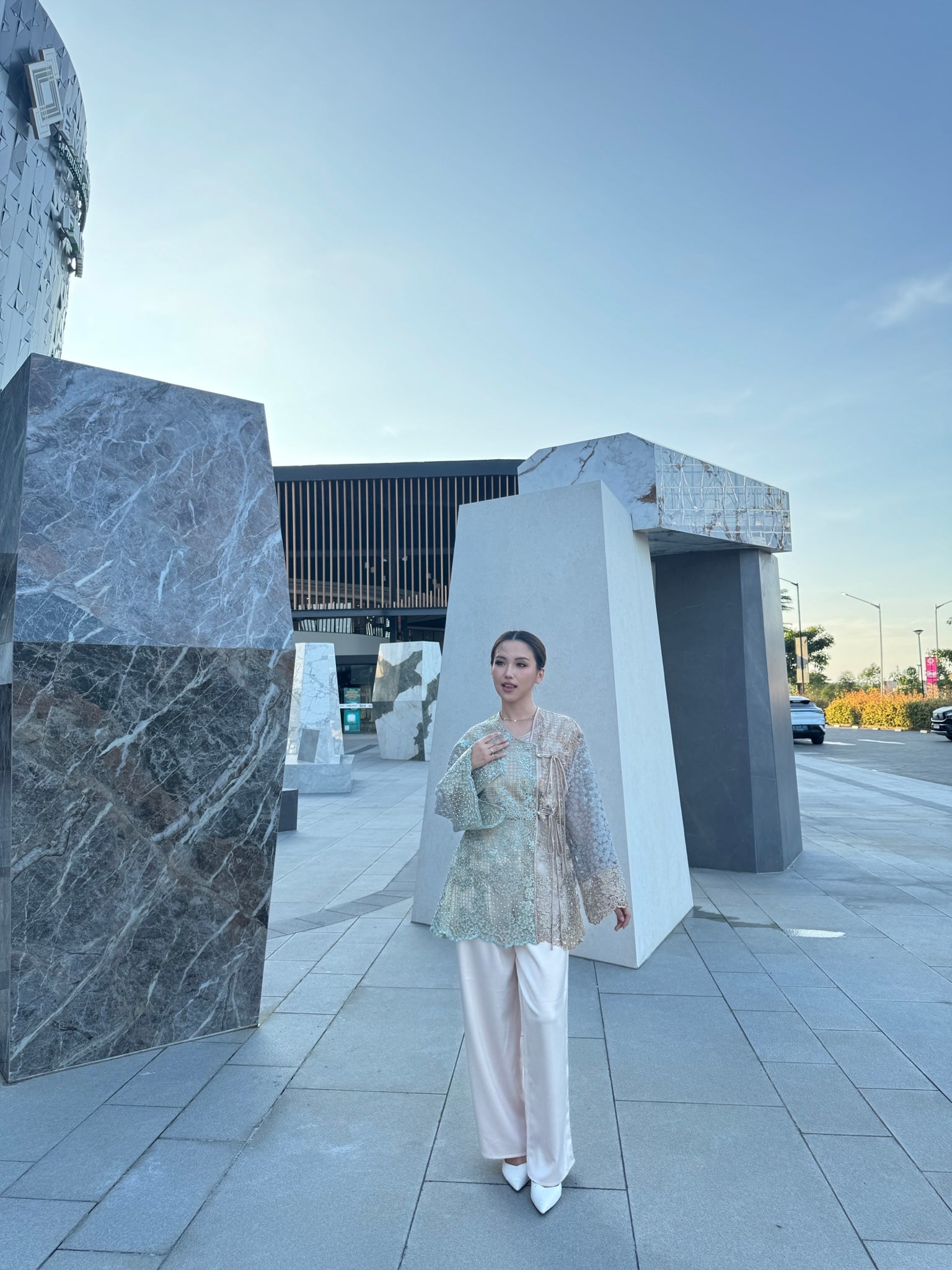 Bloom et Champs Kimono Kaftan Tiga Tali Pita Mutiara