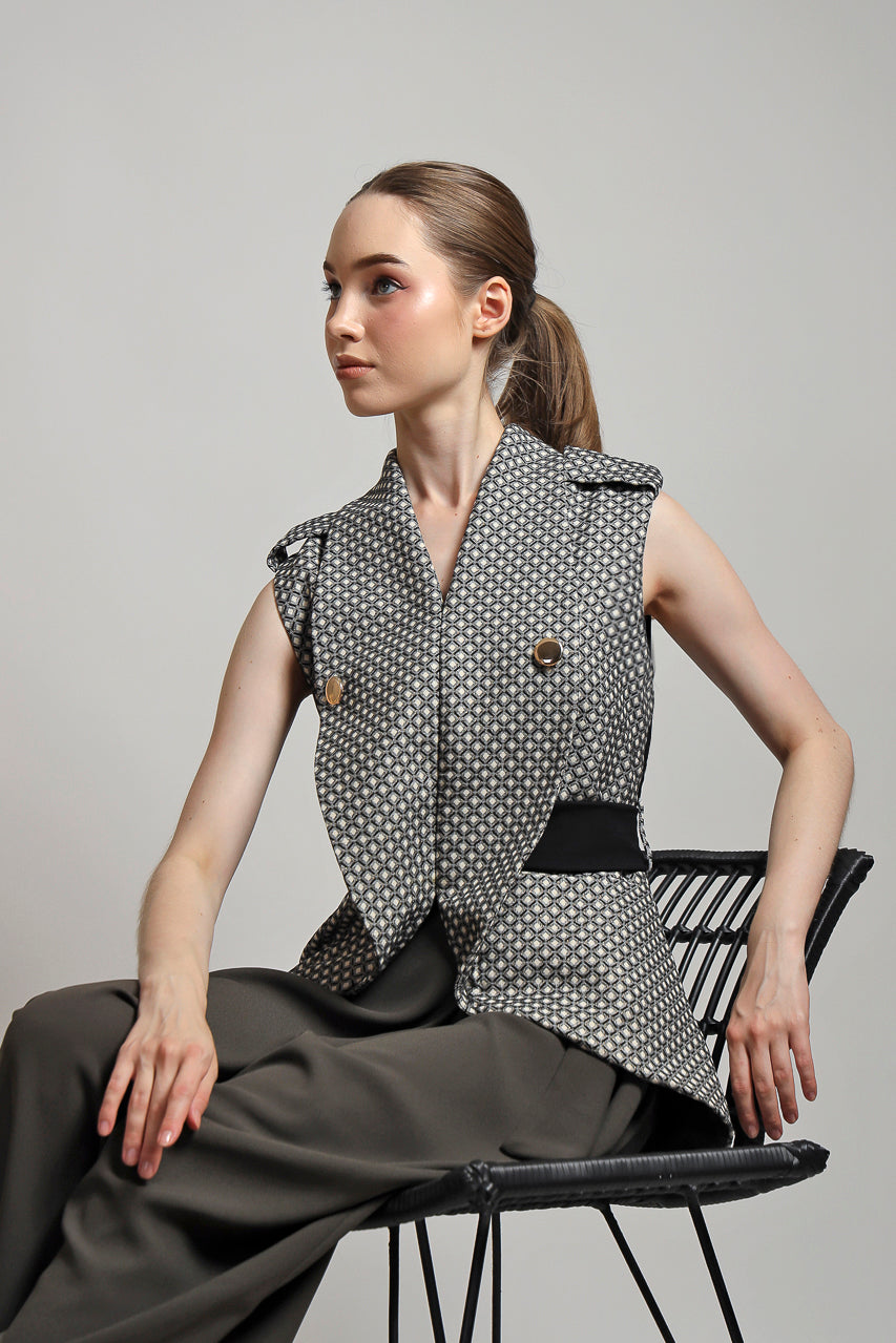 Bloom et Champs Curvy Lapel Blouse / Assymetrical Pants in Grey