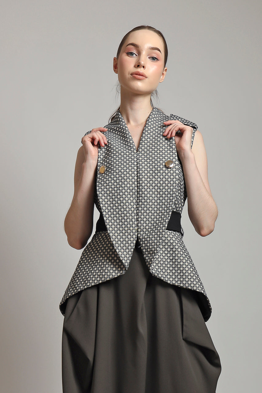 Bloom et Champs Curvy Lapel Blouse / Assymetrical Pants in Grey