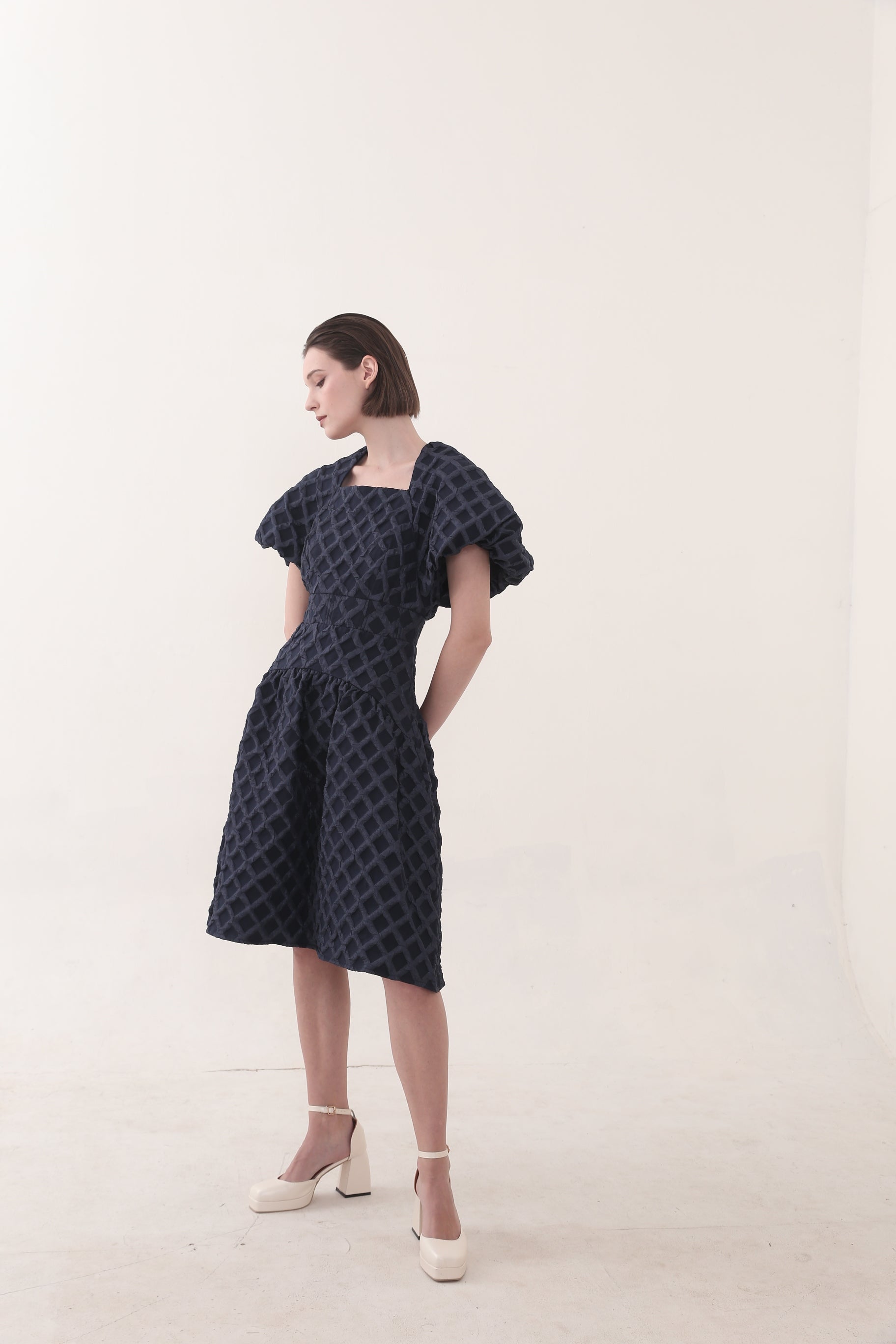 Bloom et Champs Dress Tangan Balon Embossed Navy