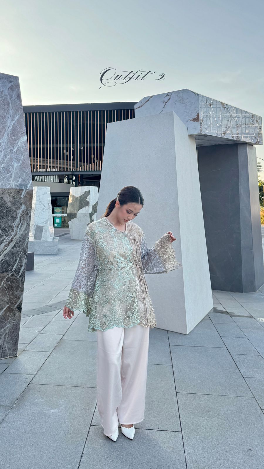 Bloom et Champs Kimono Kaftan Tiga Tali Pita Mutiara