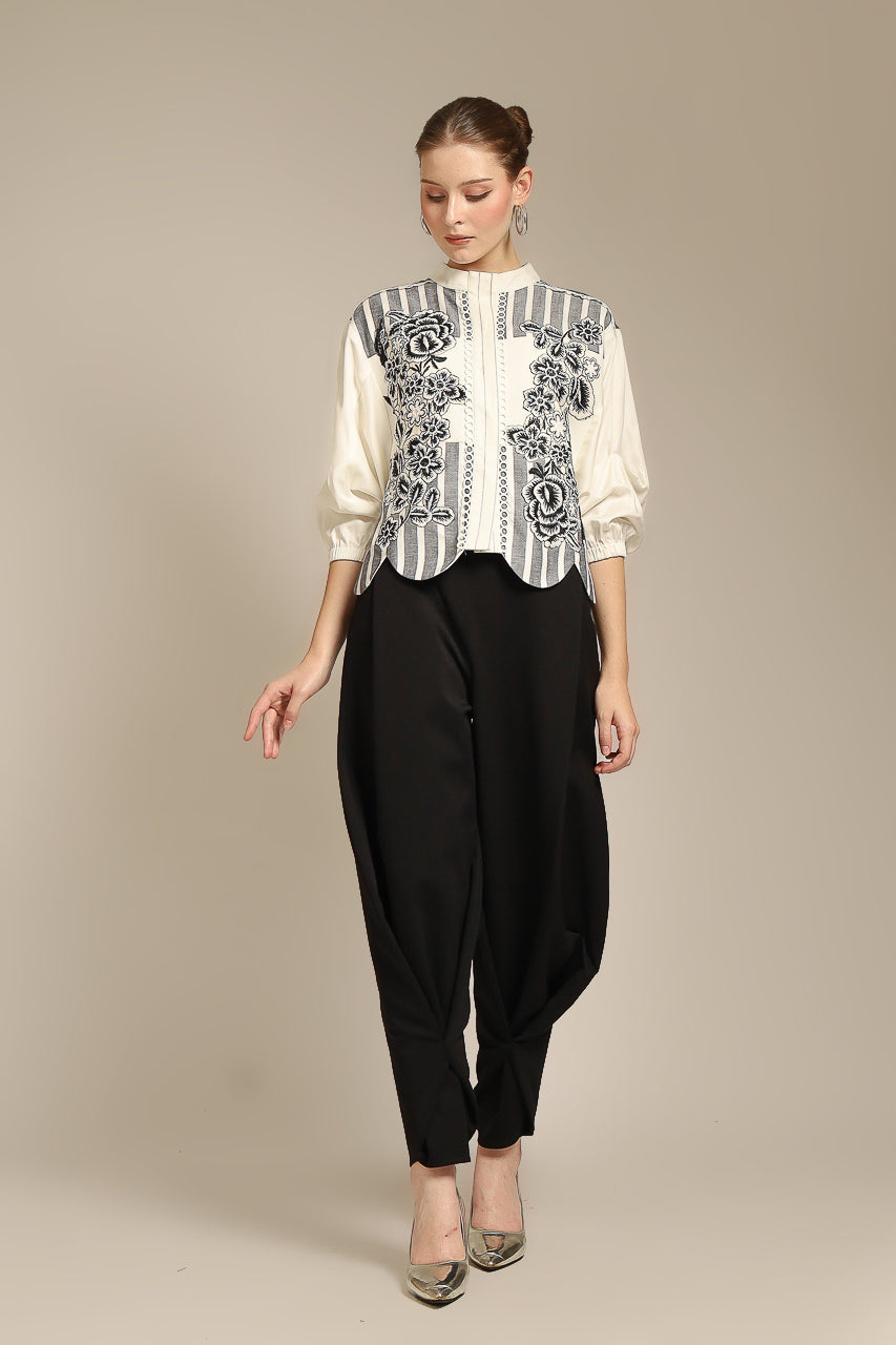 Bloom et Champs AK Floral Embroidered Scalloped Blouse