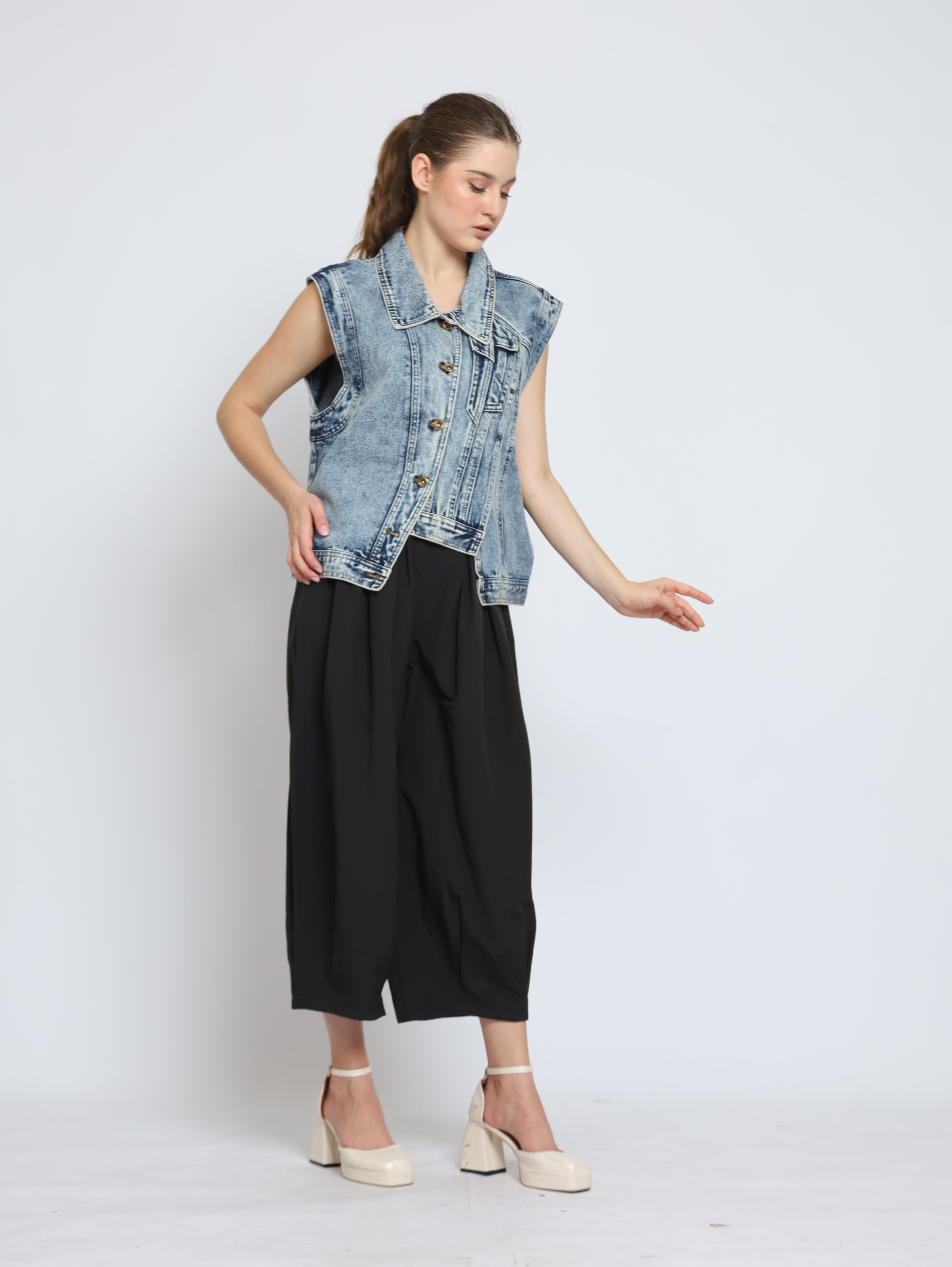 Bloom et Cotton Denim Vest / Black Akira Pants