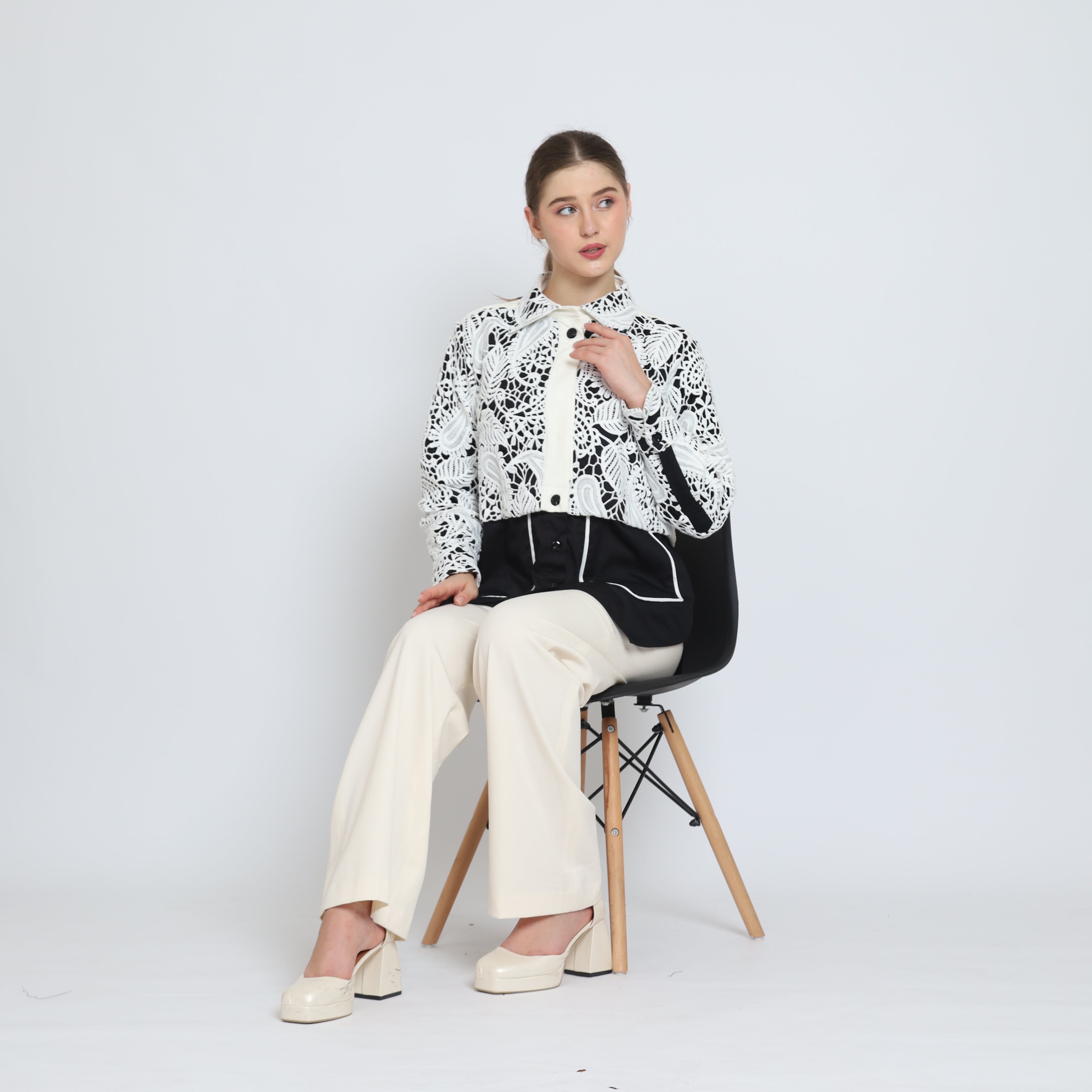 Bloom et Champs Kemeja Brukat Putih Aurel