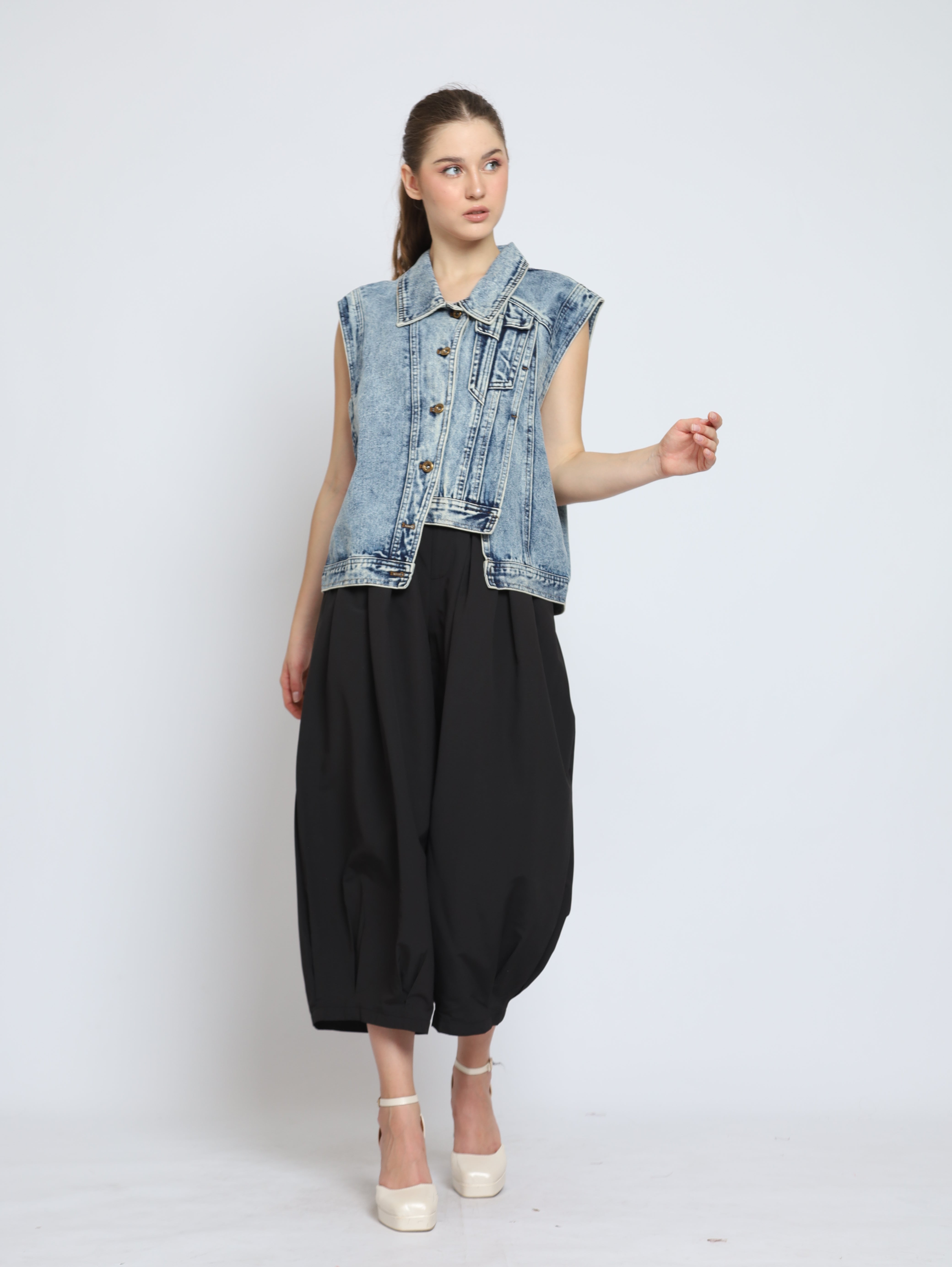 Bloom et Cotton Denim Vest / Black Akira Pants