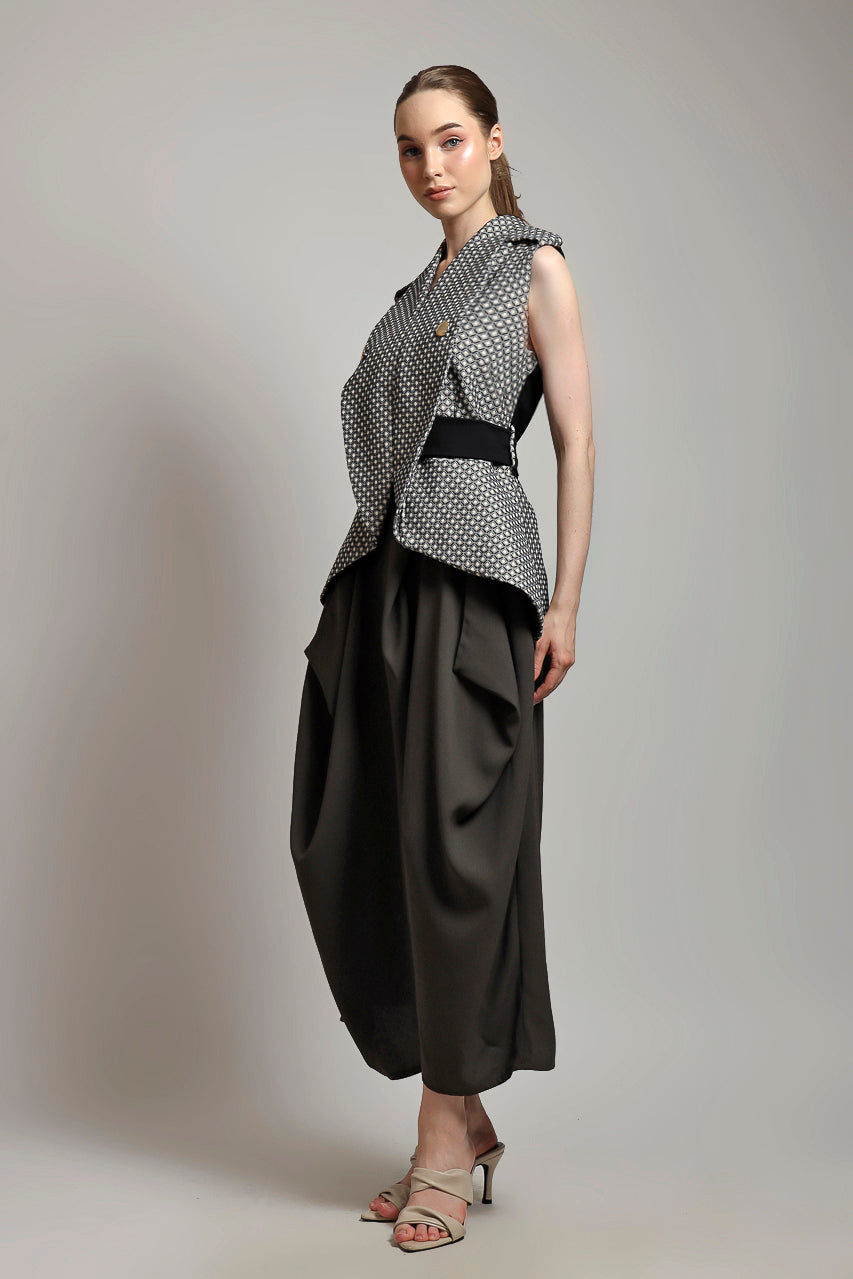 Bloom et Champs Curvy Lapel Blouse / Assymetrical Pants in Grey