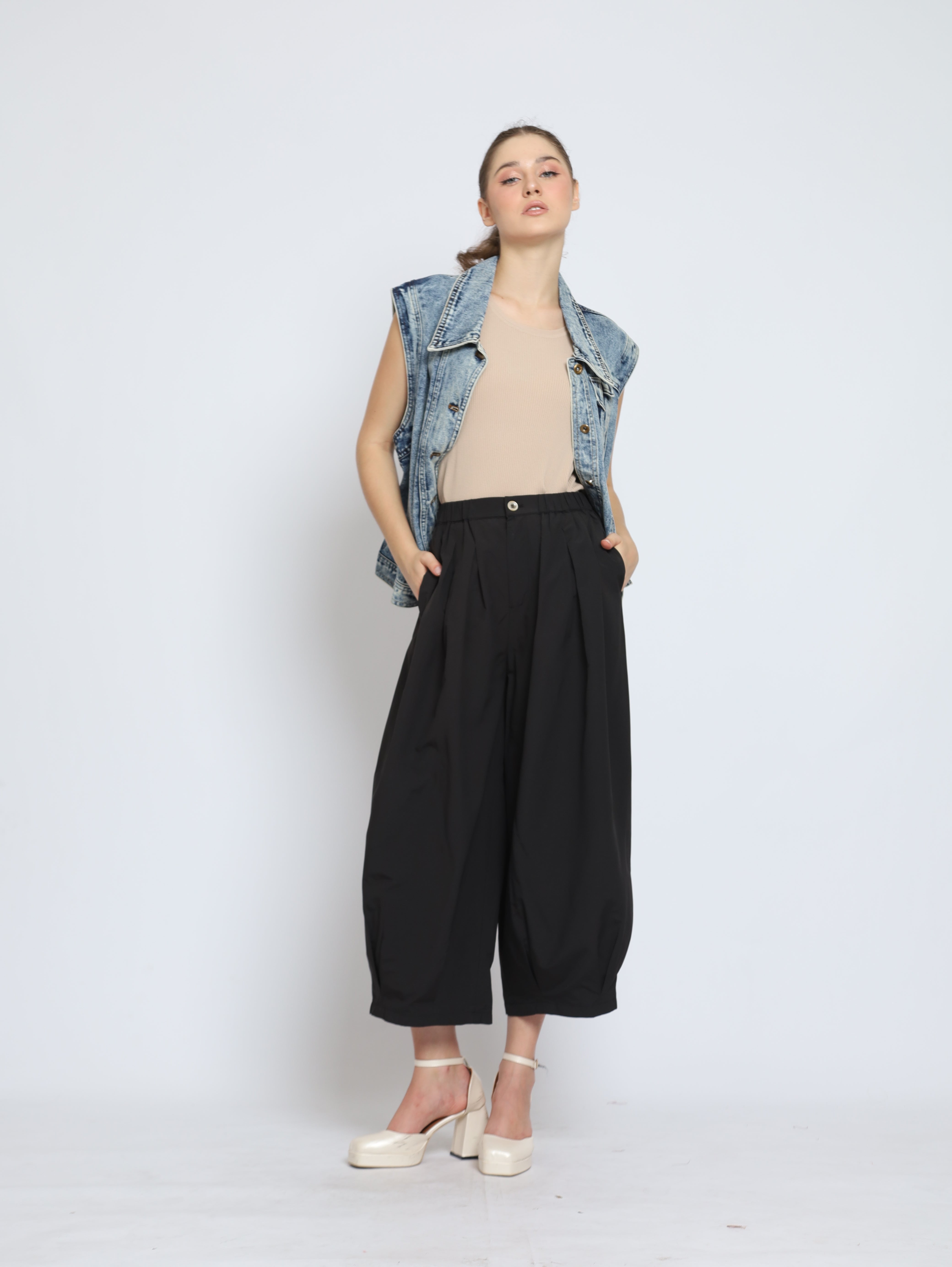Bloom et Cotton Denim Vest / Black Akira Pants