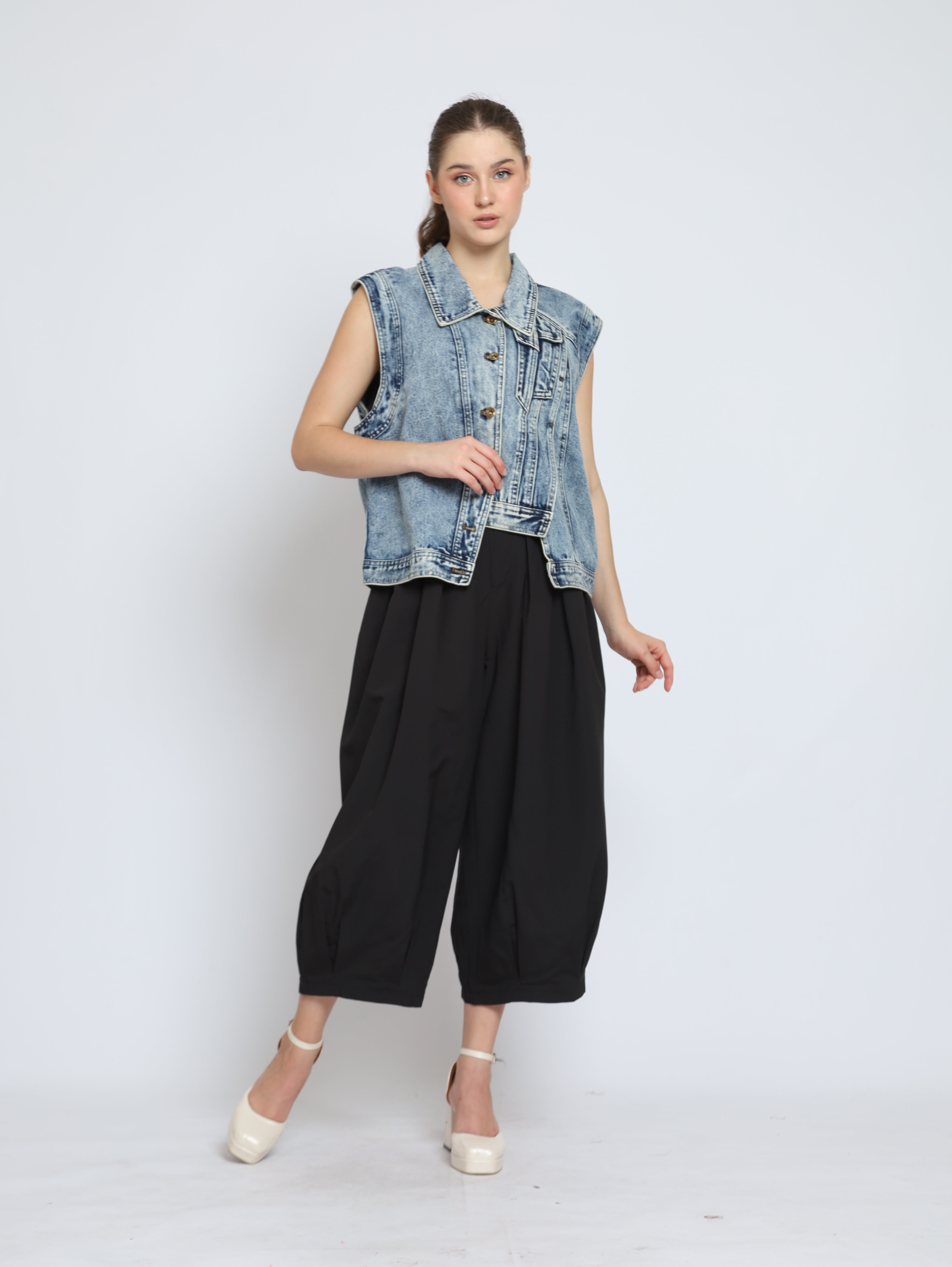 Bloom et Cotton Denim Vest / Black Akira Pants