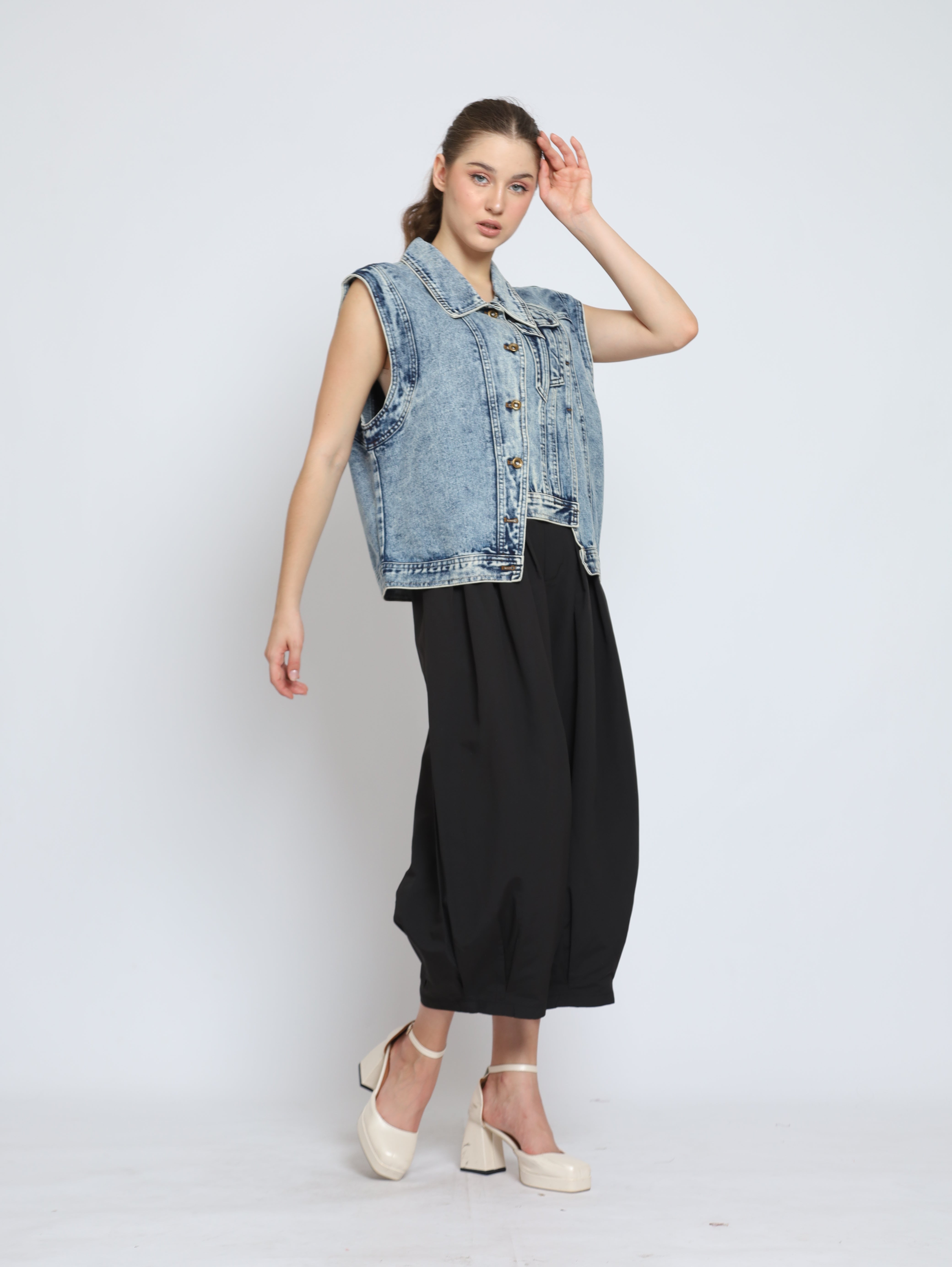 Bloom et Cotton Denim Vest / Black Akira Pants