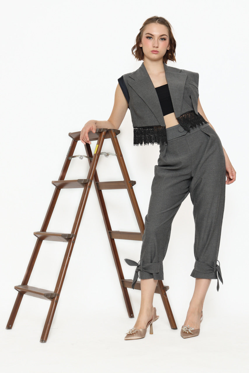 Bloom et Champs Vest Crop Abu/Celana Tali Kancing Abu