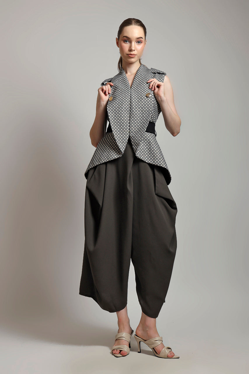 Bloom et Champs Curvy Lapel Blouse / Assymetrical Pants in Grey