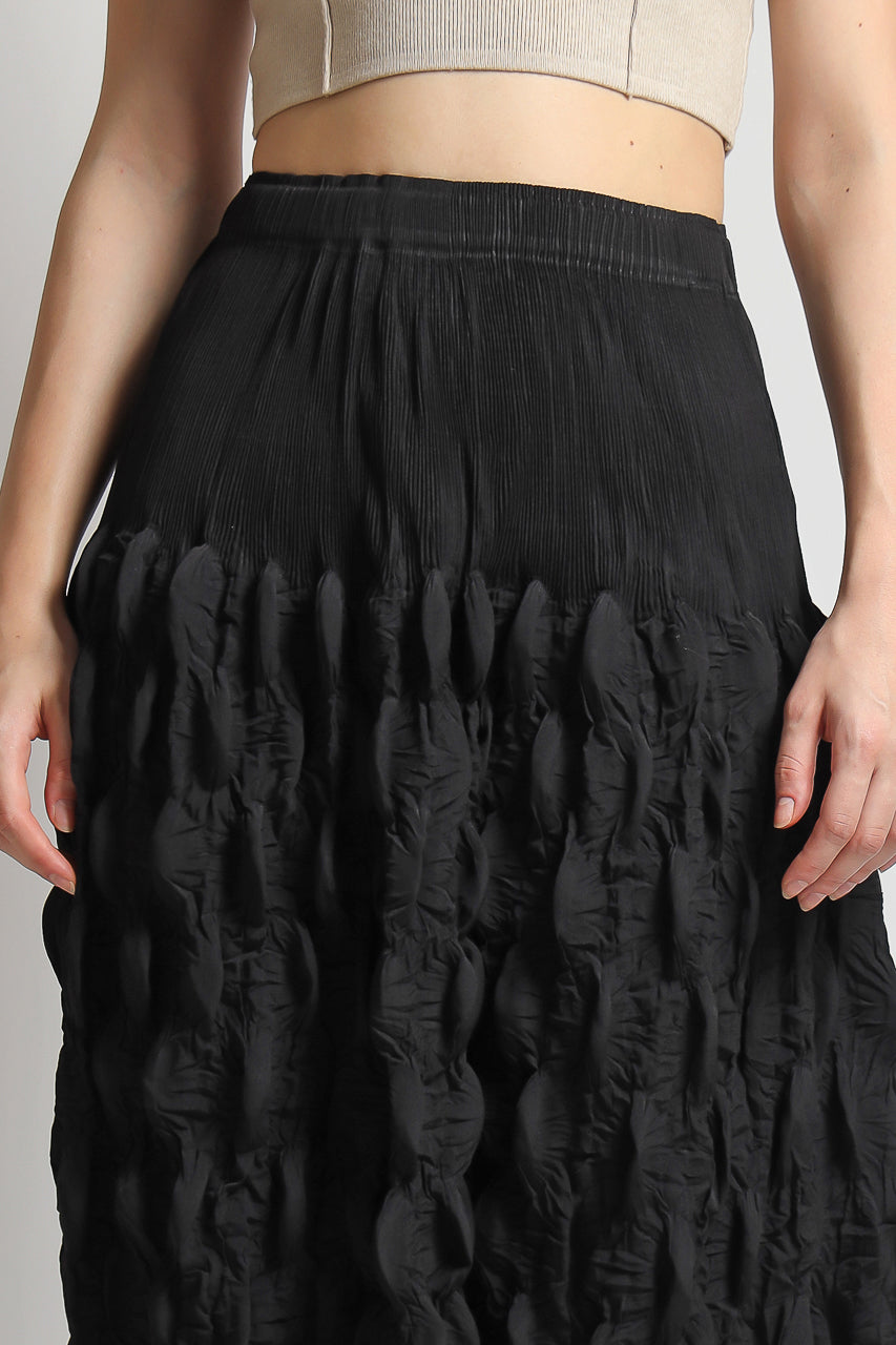 Bloom et Champs Embossed Jendul Pleats Skirt in Black/ Blazer Pleats in Nude