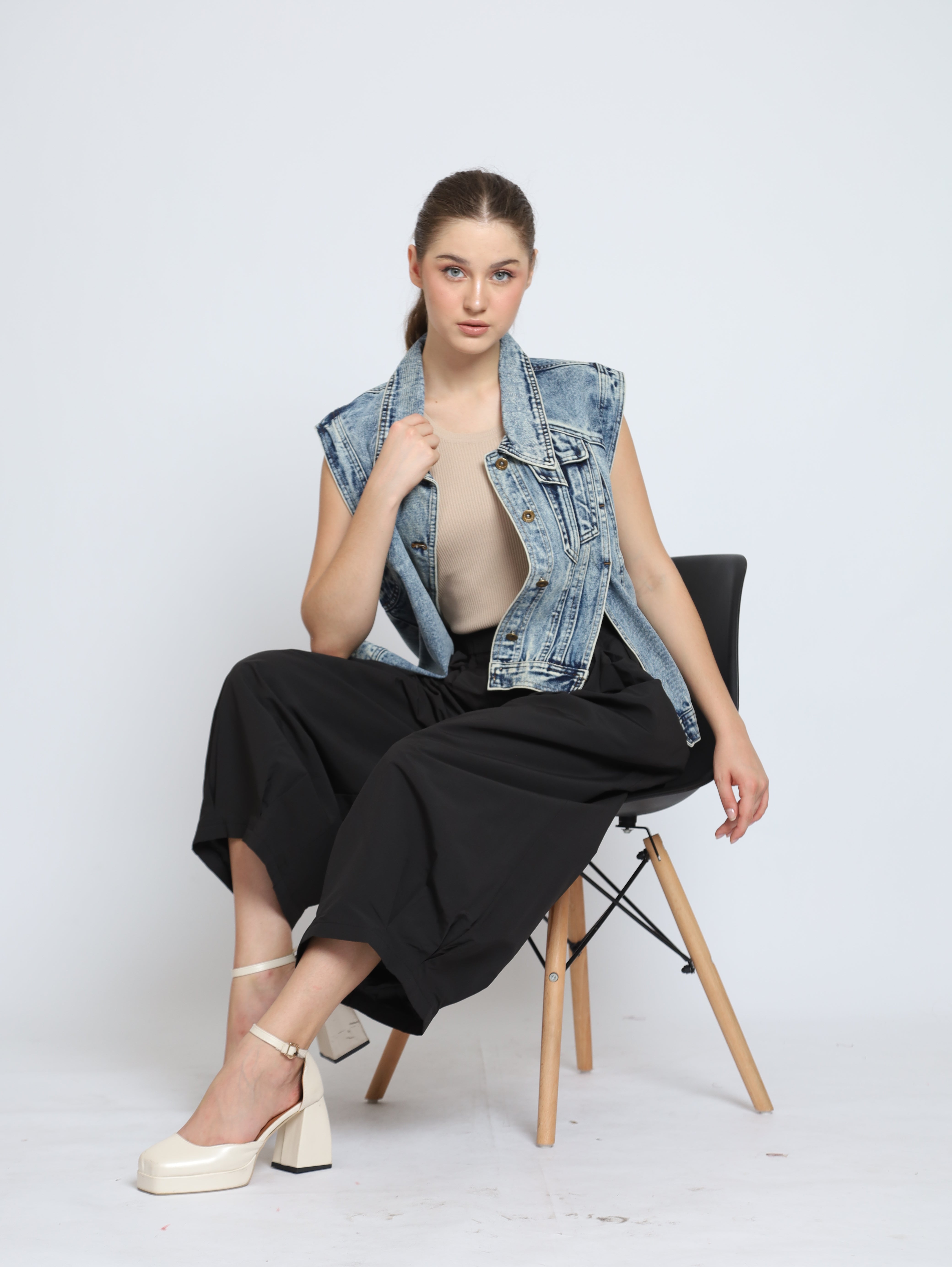 Bloom et Cotton Denim Vest / Black Akira Pants