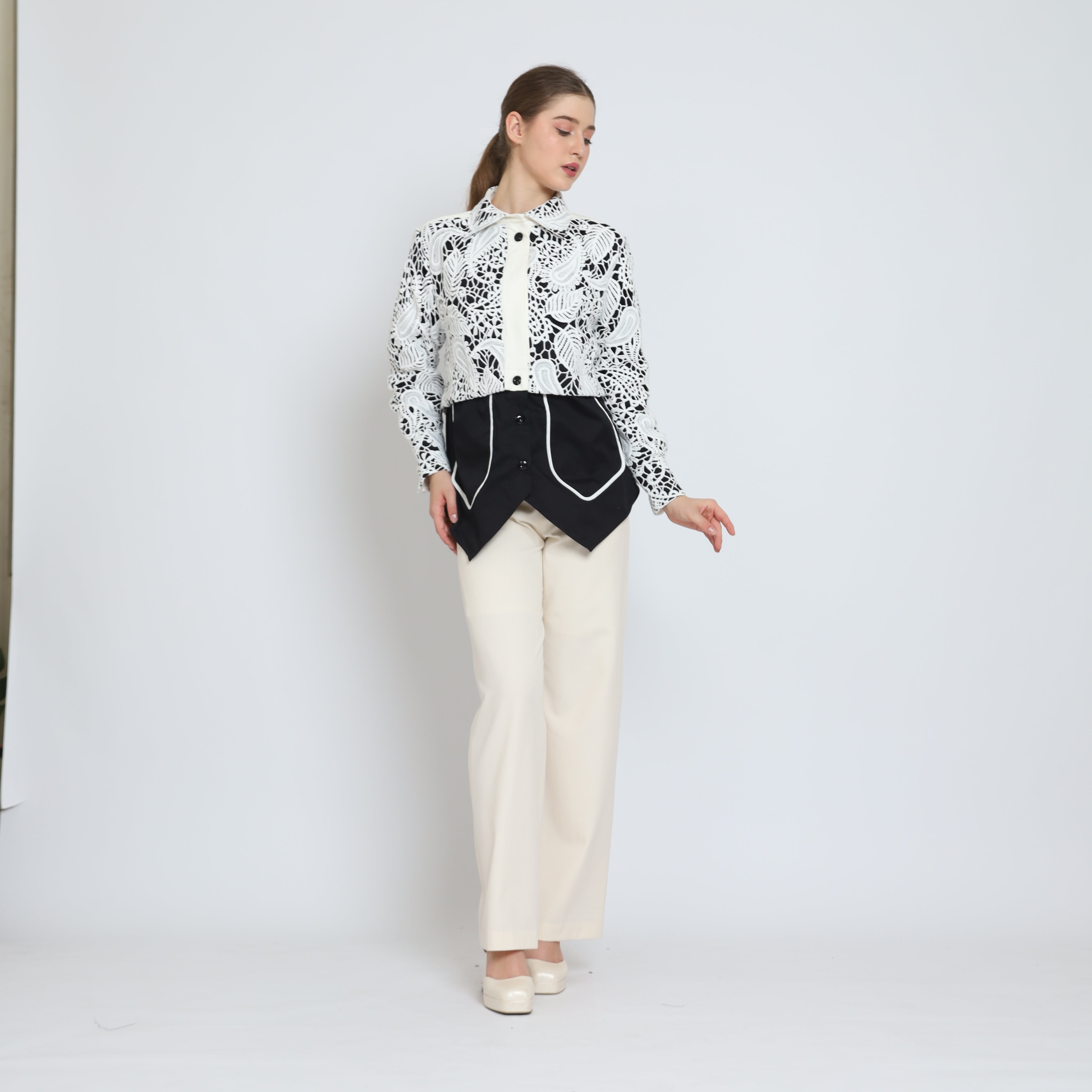 Bloom et Champs Kemeja Brukat Putih Aurel