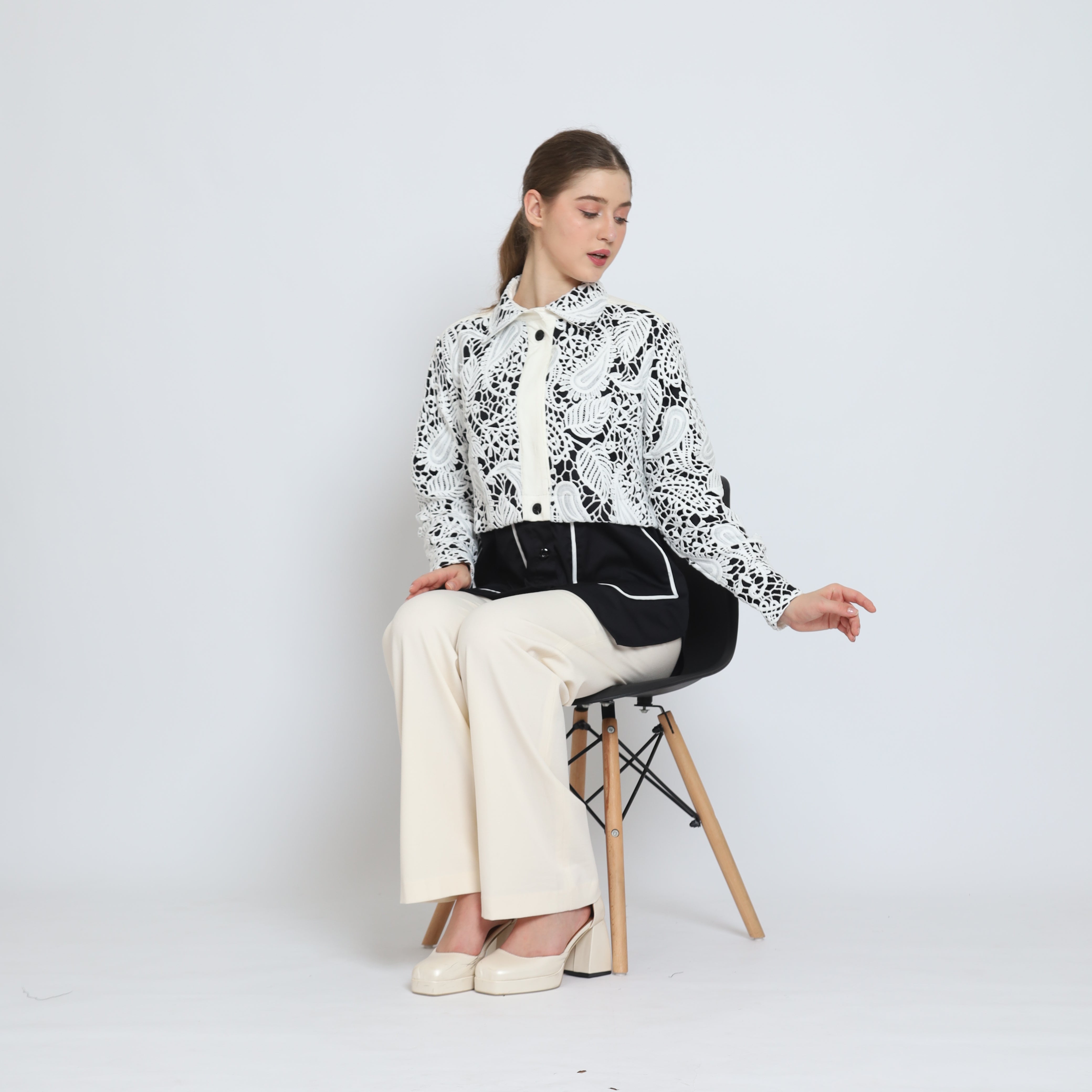 Bloom et Champs Kemeja Brukat Putih Aurel