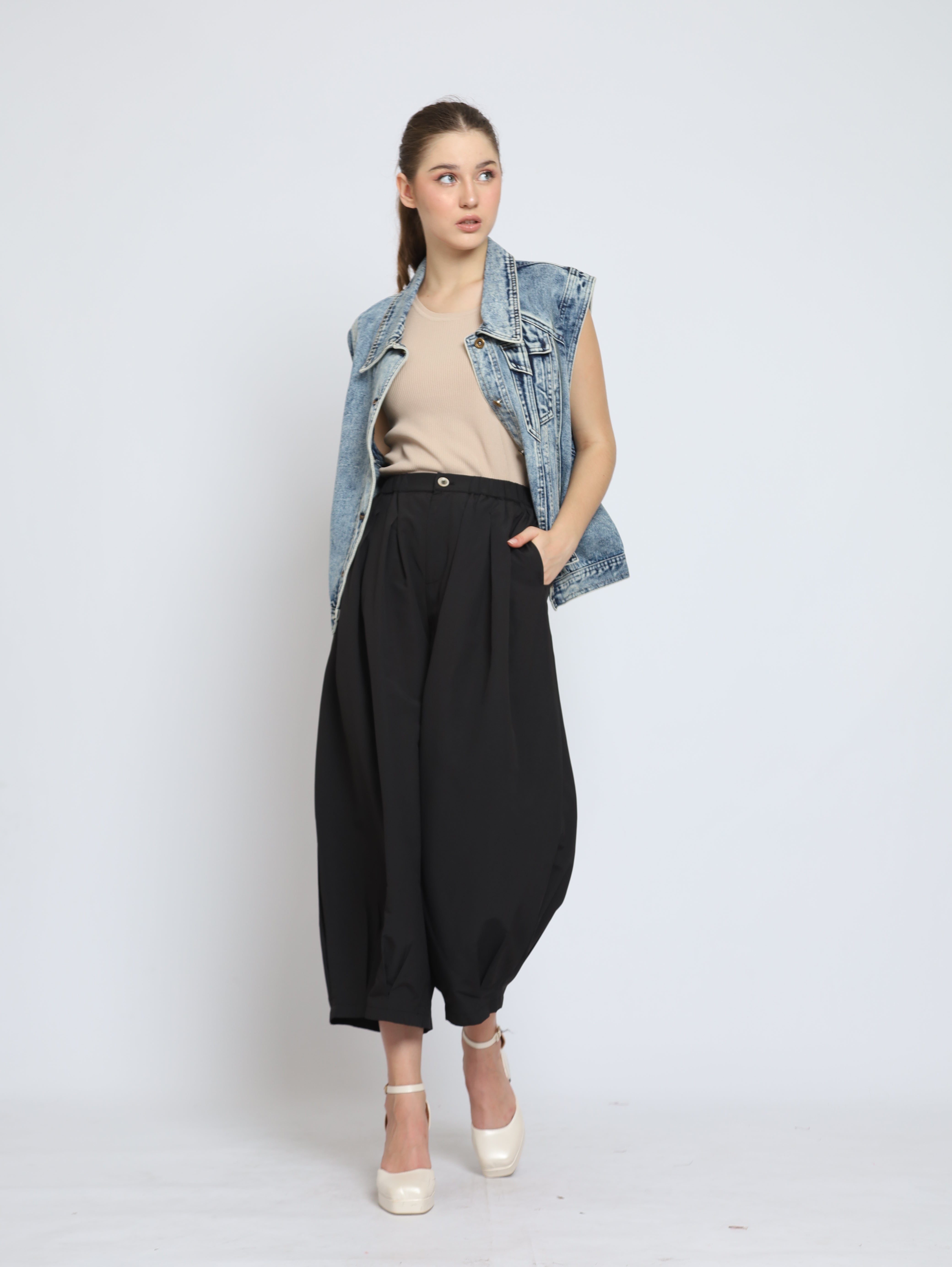 Bloom et Cotton Denim Vest / Black Akira Pants
