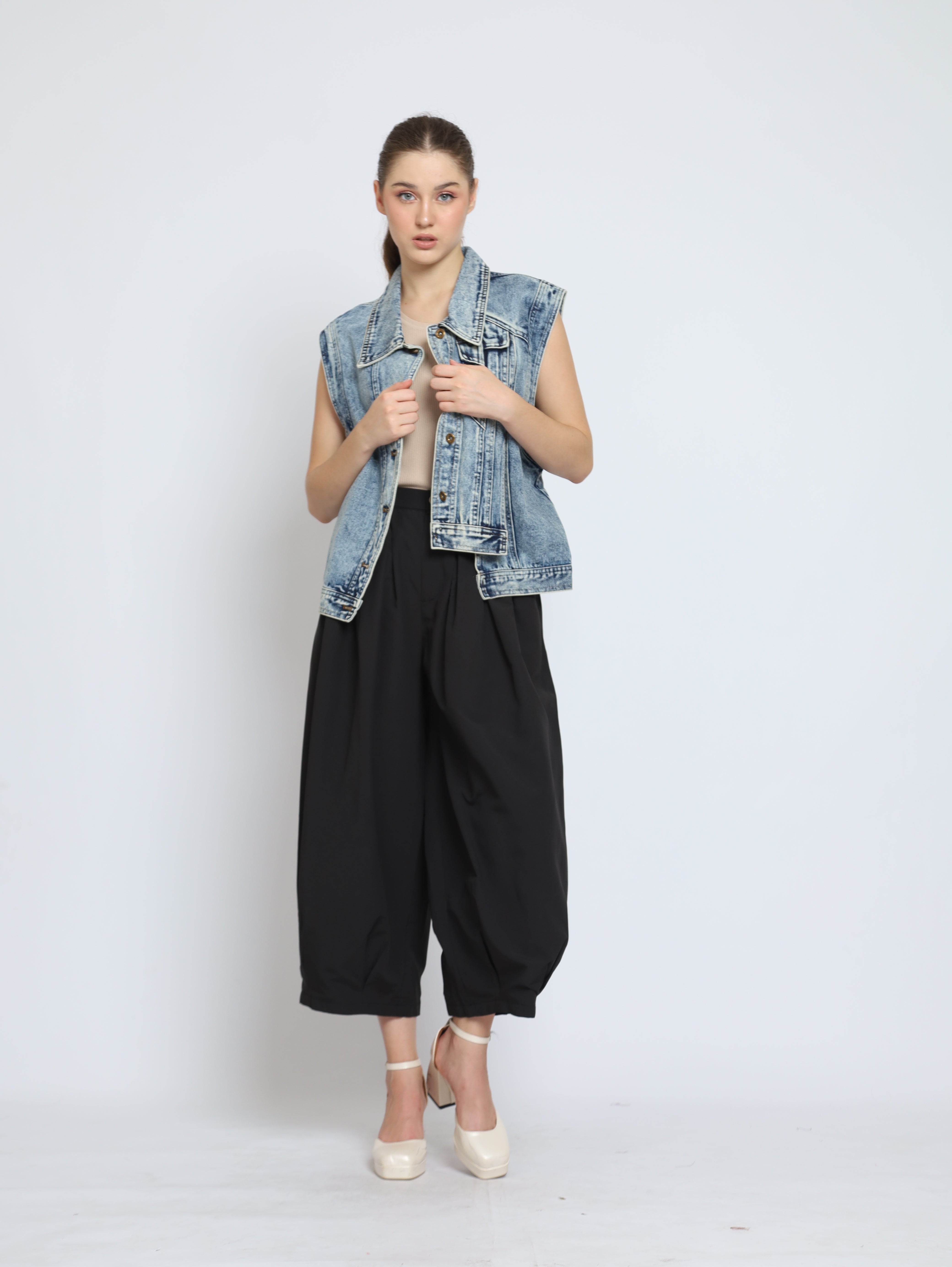 Bloom et Cotton Denim Vest / Black Akira Pants
