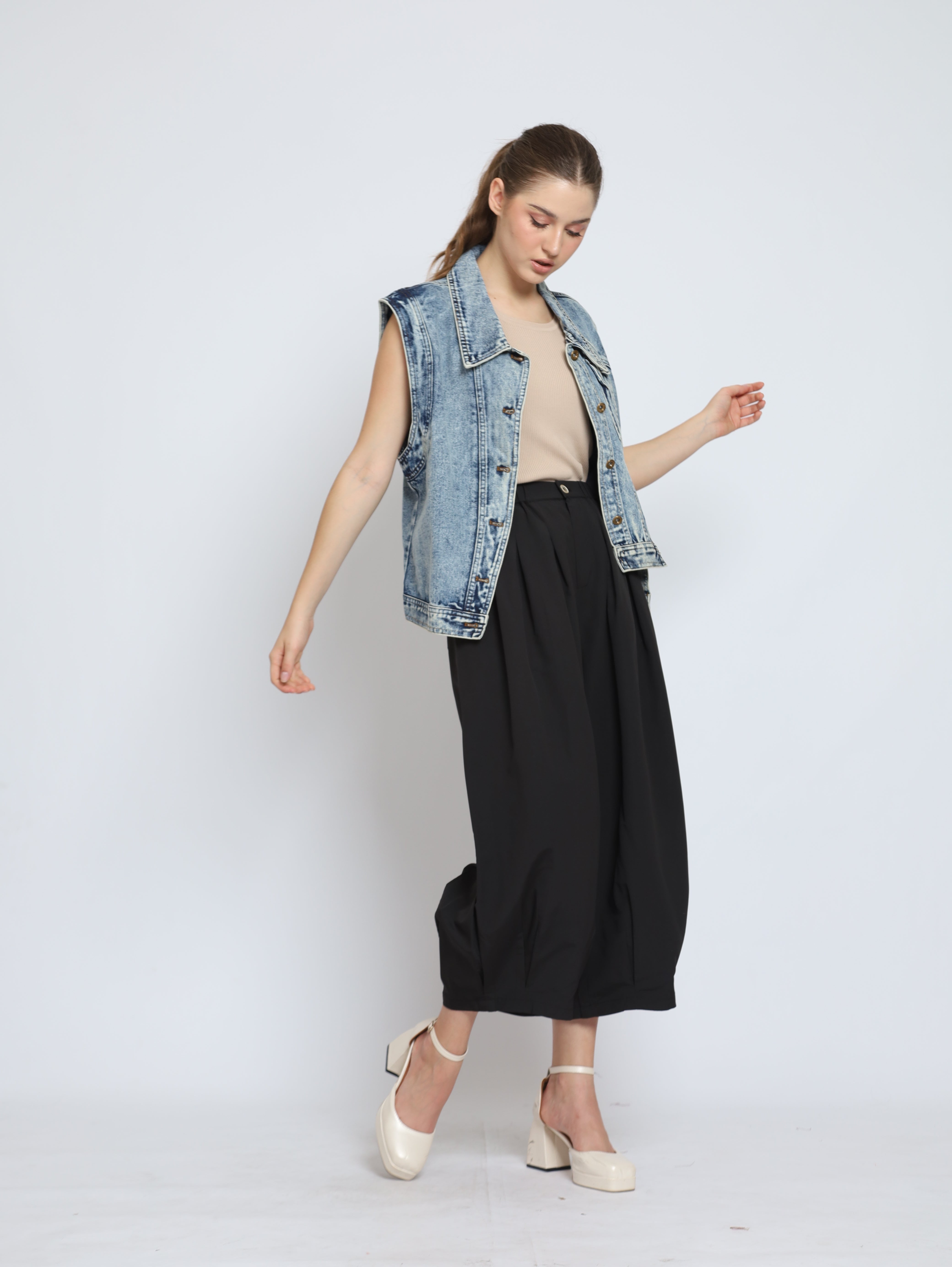 Bloom et Cotton Denim Vest / Black Akira Pants