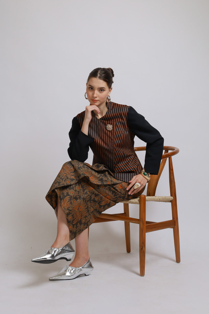 Bloom et Champs Kebaya Luric Blouse/Kebaya Batik Skirt