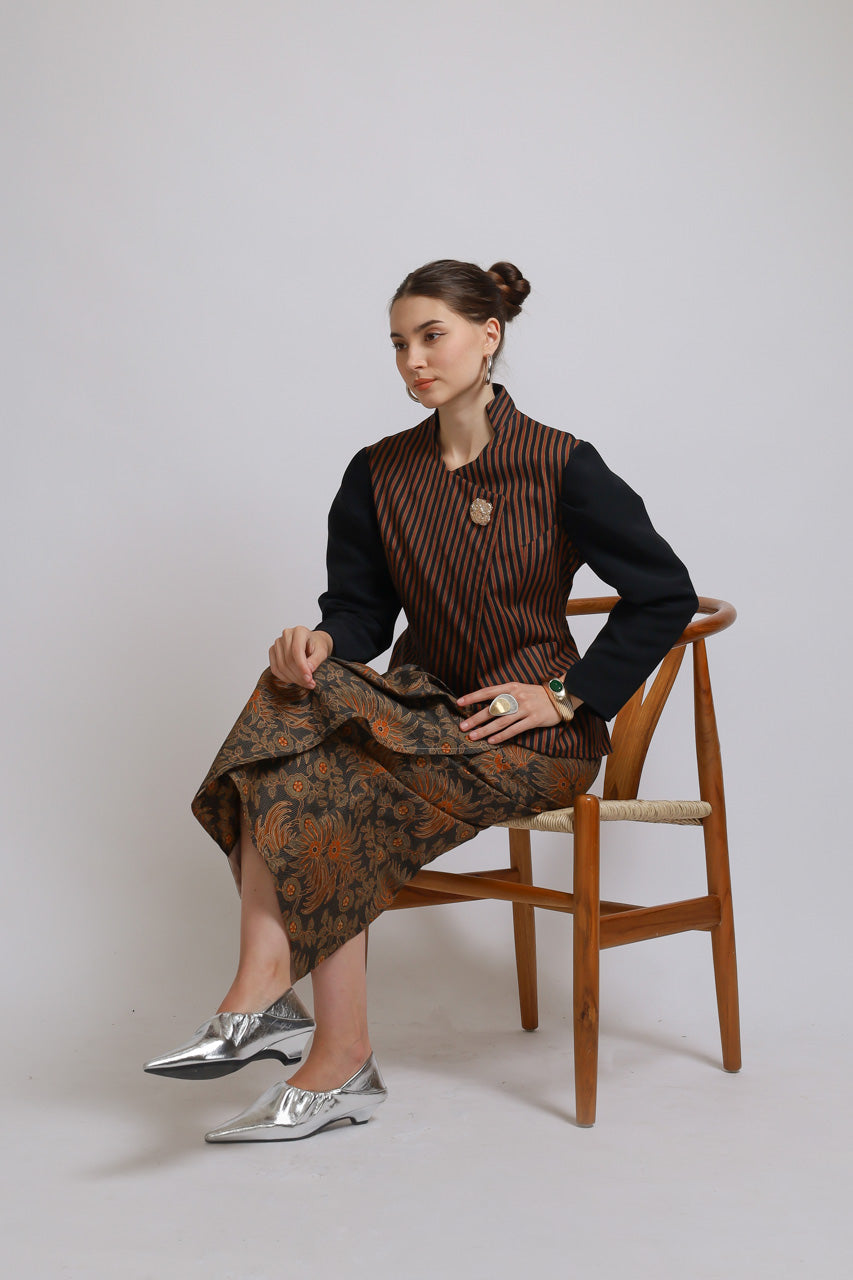 Bloom et Champs Kebaya Luric Blouse/Kebaya Batik Skirt
