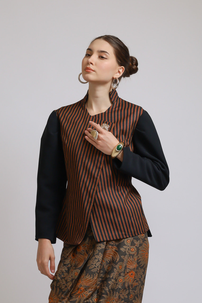 Bloom et Champs Kebaya Luric Blouse/Kebaya Batik Skirt