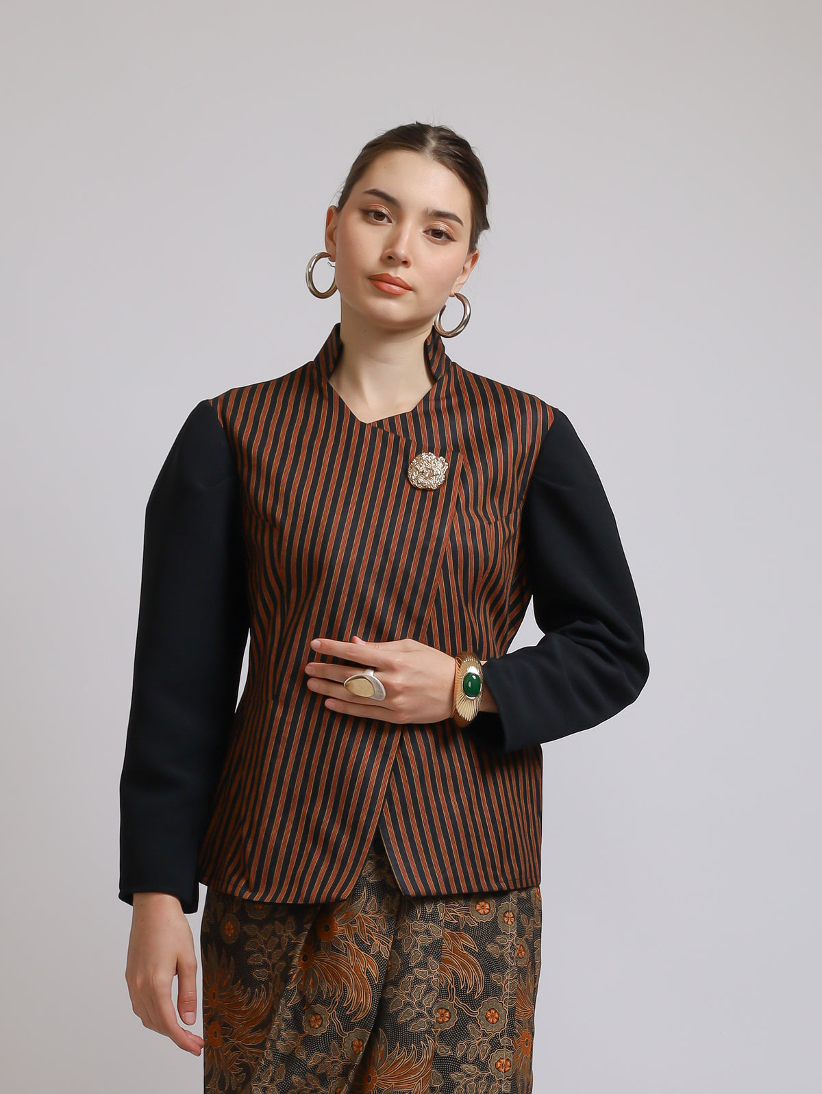 Bloom et Champs Kebaya Luric Blouse/Kebaya Batik Skirt