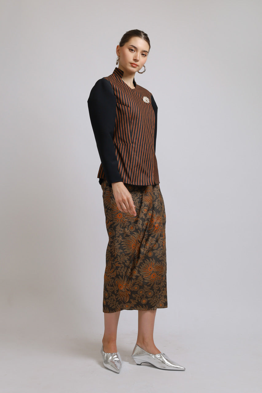 Bloom et Champs Kebaya Luric Blouse/Kebaya Batik Skirt