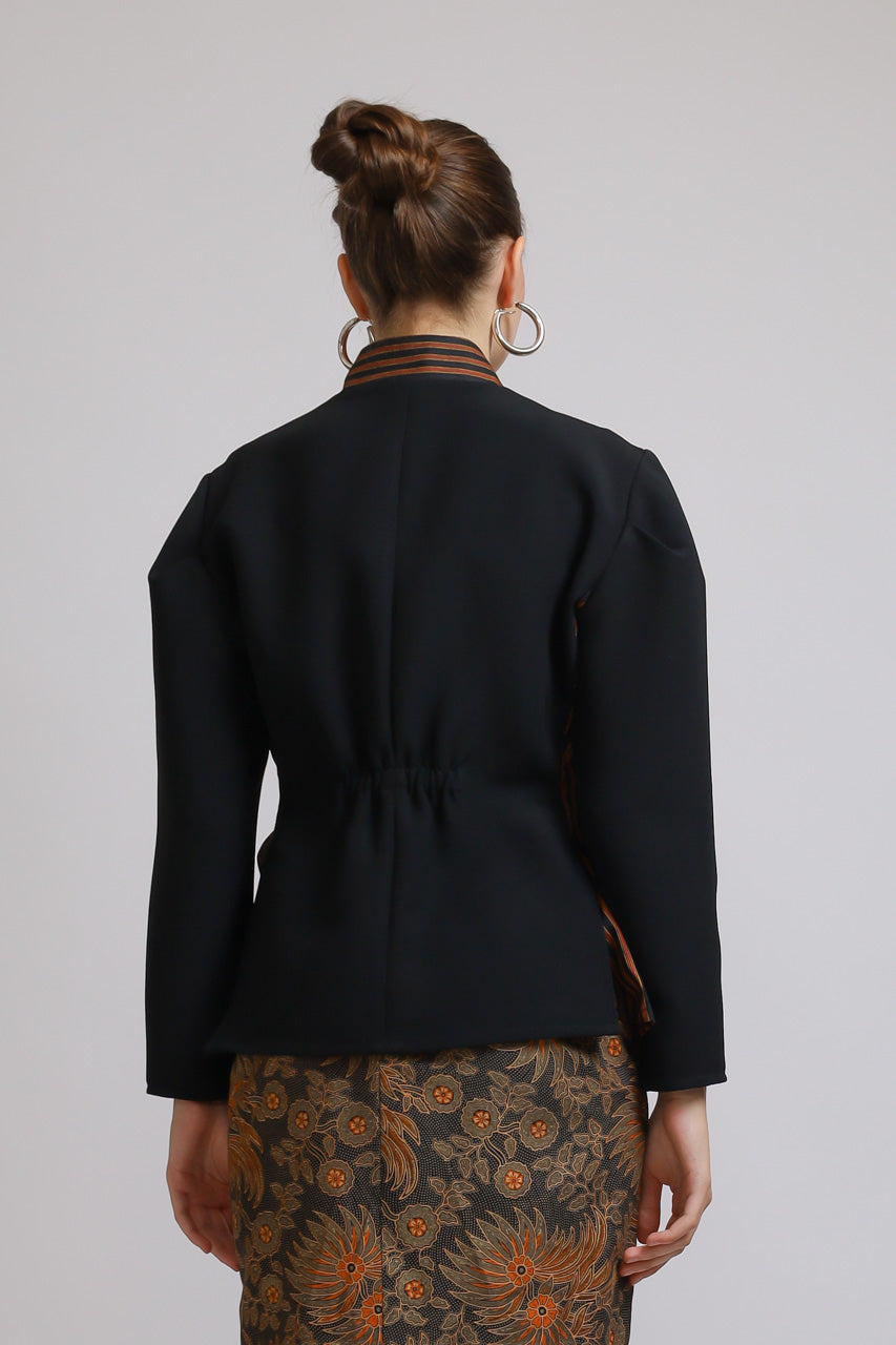 Bloom et Champs Kebaya Luric Blouse/Kebaya Batik Skirt