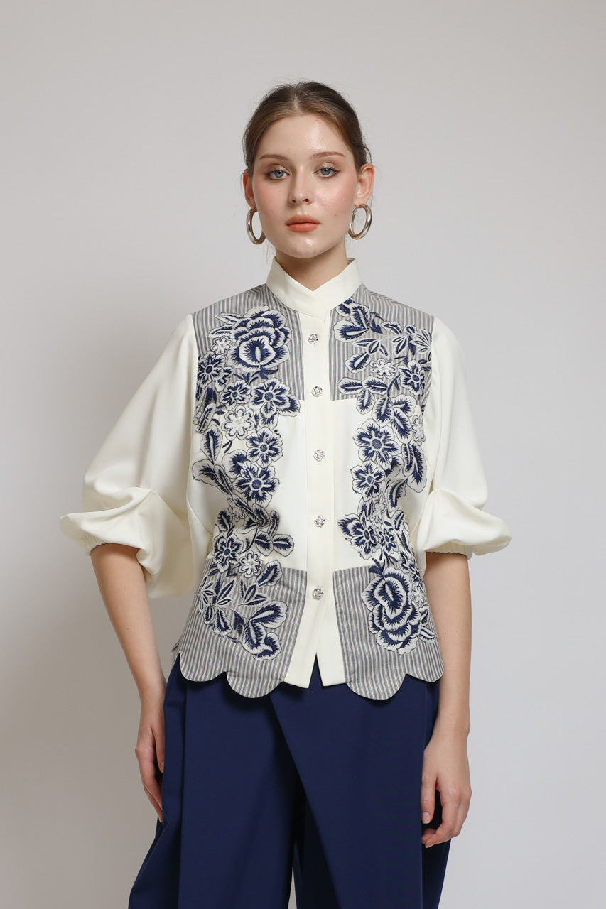 Bloom et Champs Scalloped Embroidered Blouse
