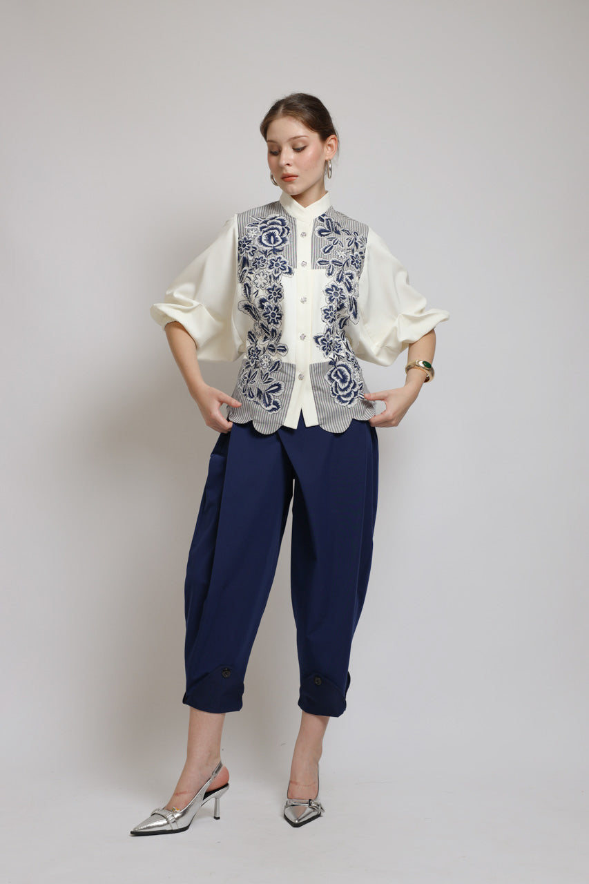 Bloom et Champs Scalloped Embroidered Blouse