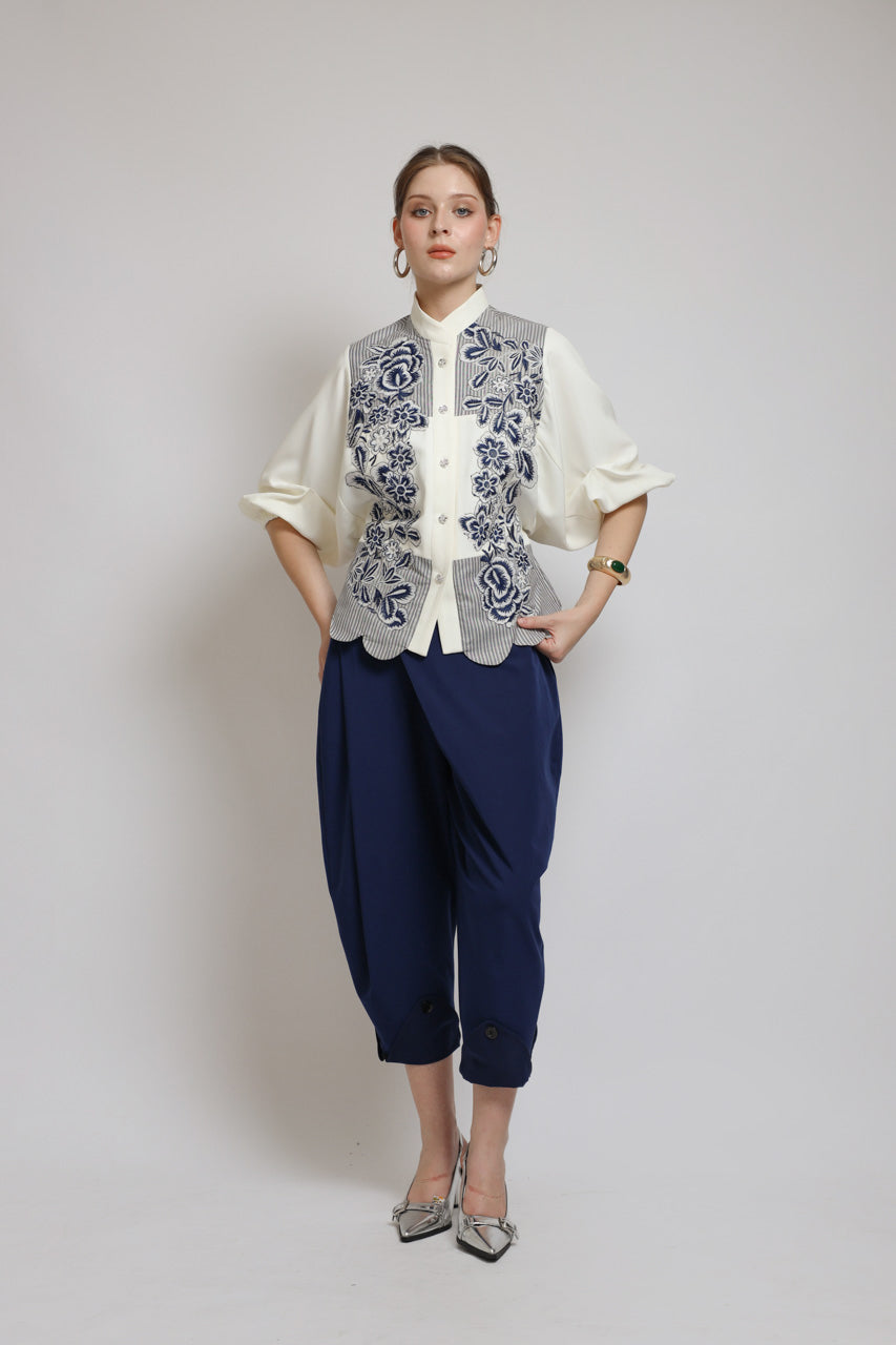 Bloom et Champs Scalloped Embroidered Blouse