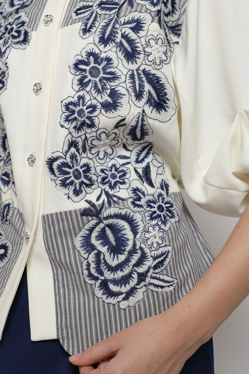 Bloom et Champs Scalloped Embroidered Blouse