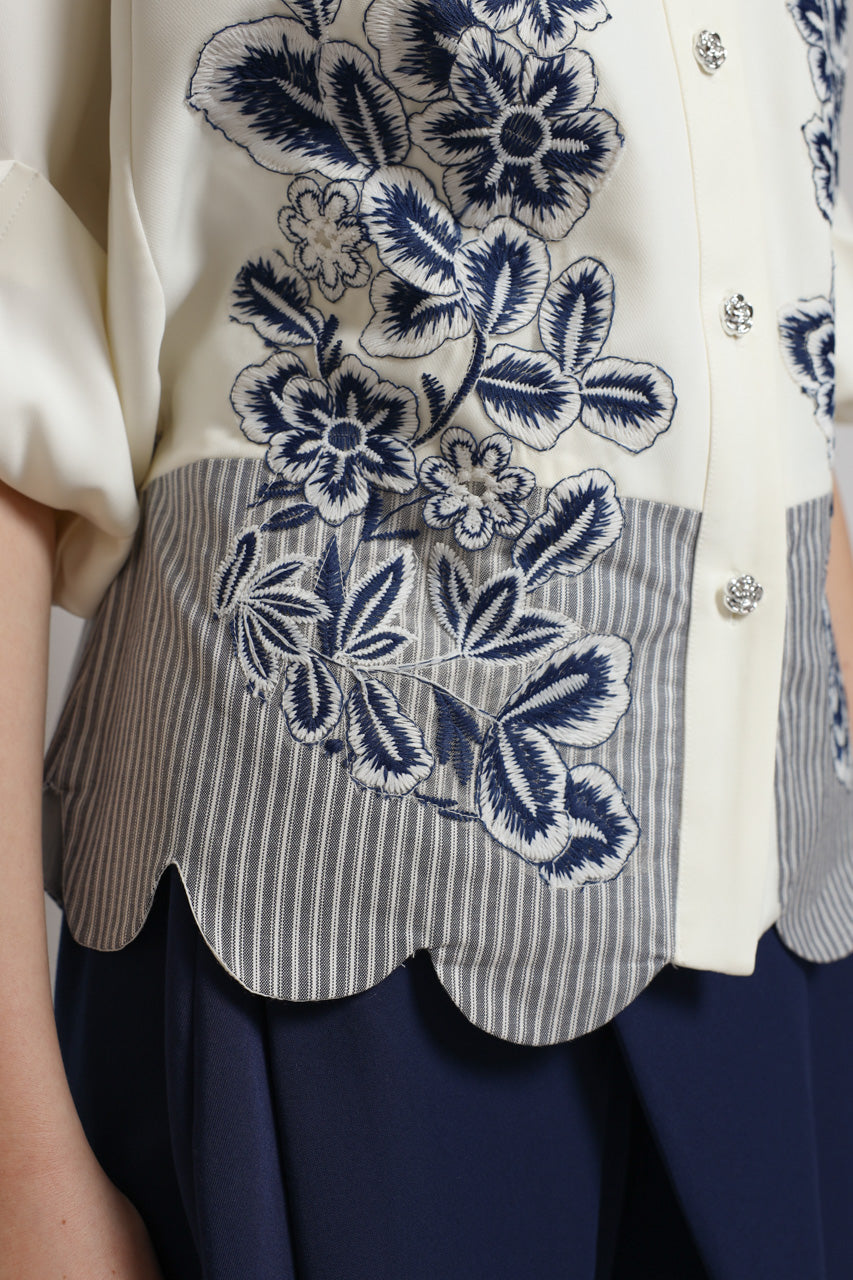 Bloom et Champs Scalloped Embroidered Blouse