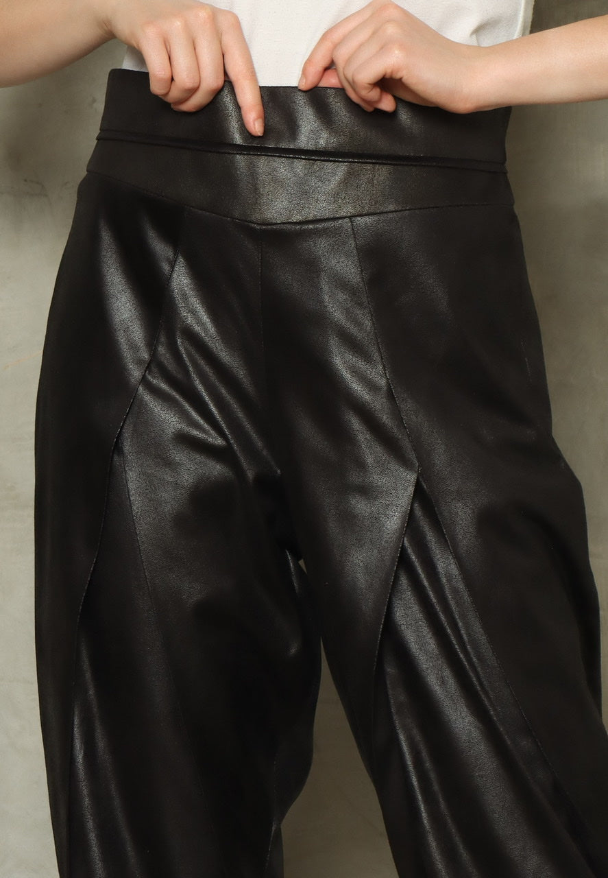 Celana Tulip in Faux Leather Black