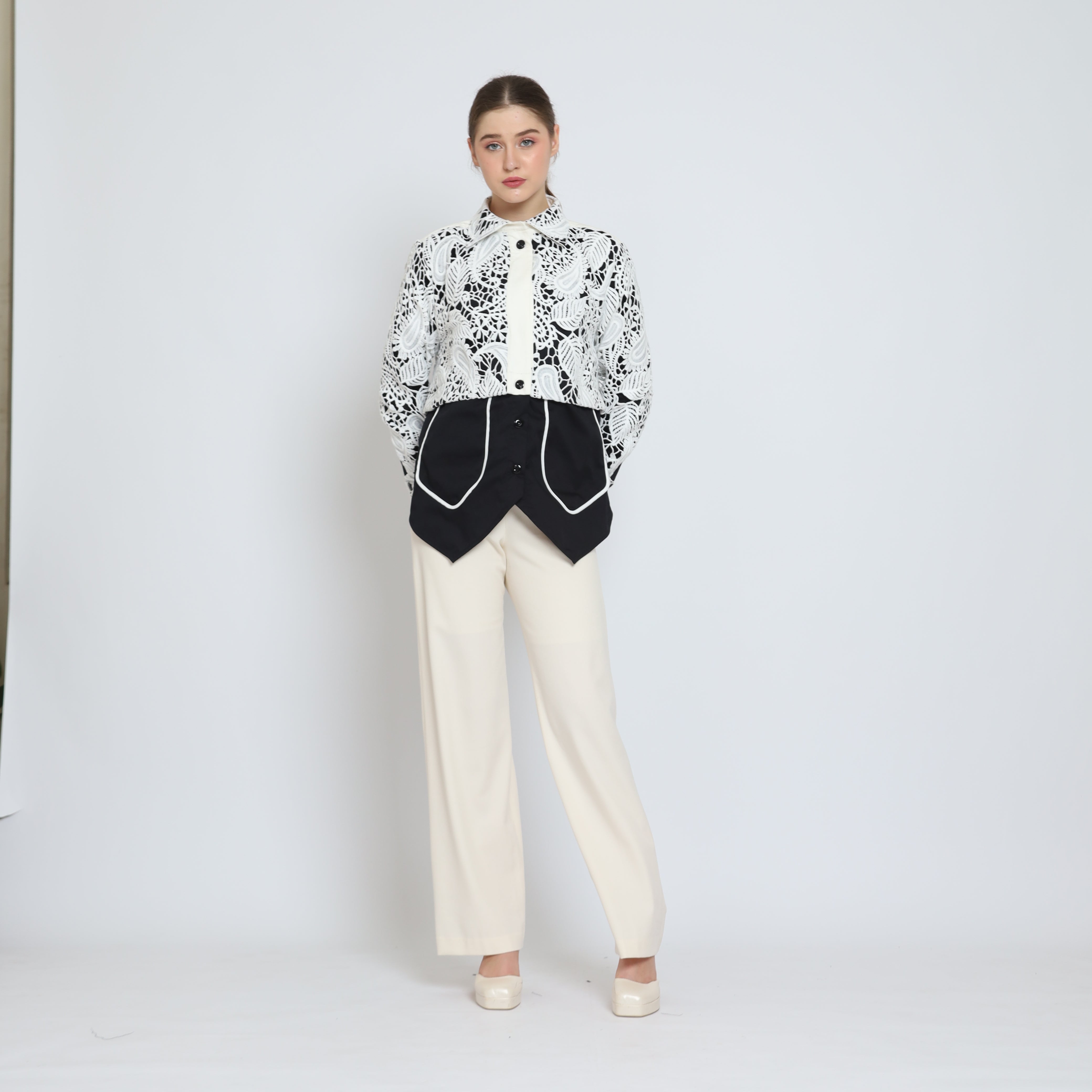 Bloom et Champs Kemeja Brukat Putih Aurel