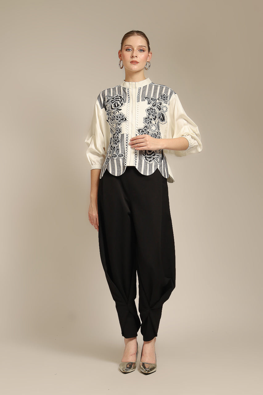 Bloom et Champs AK Floral Embroidered Scalloped Blouse