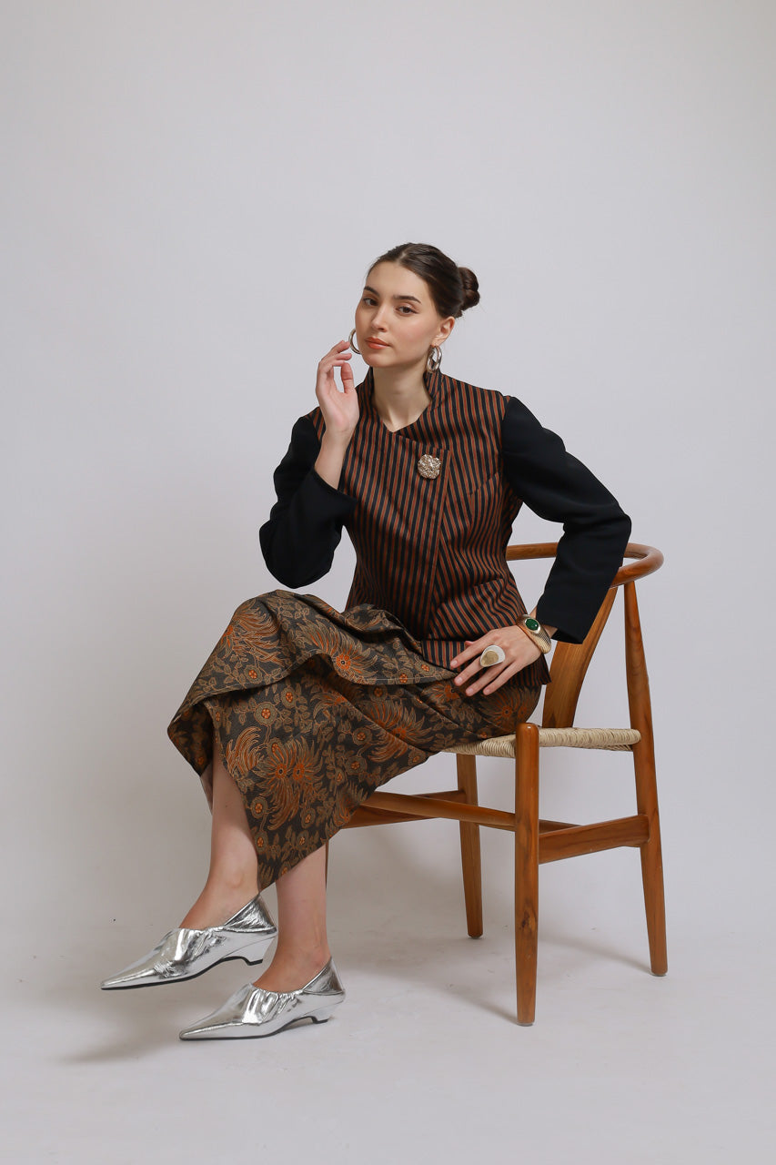 Bloom et Champs Kebaya Luric Blouse/Kebaya Batik Skirt