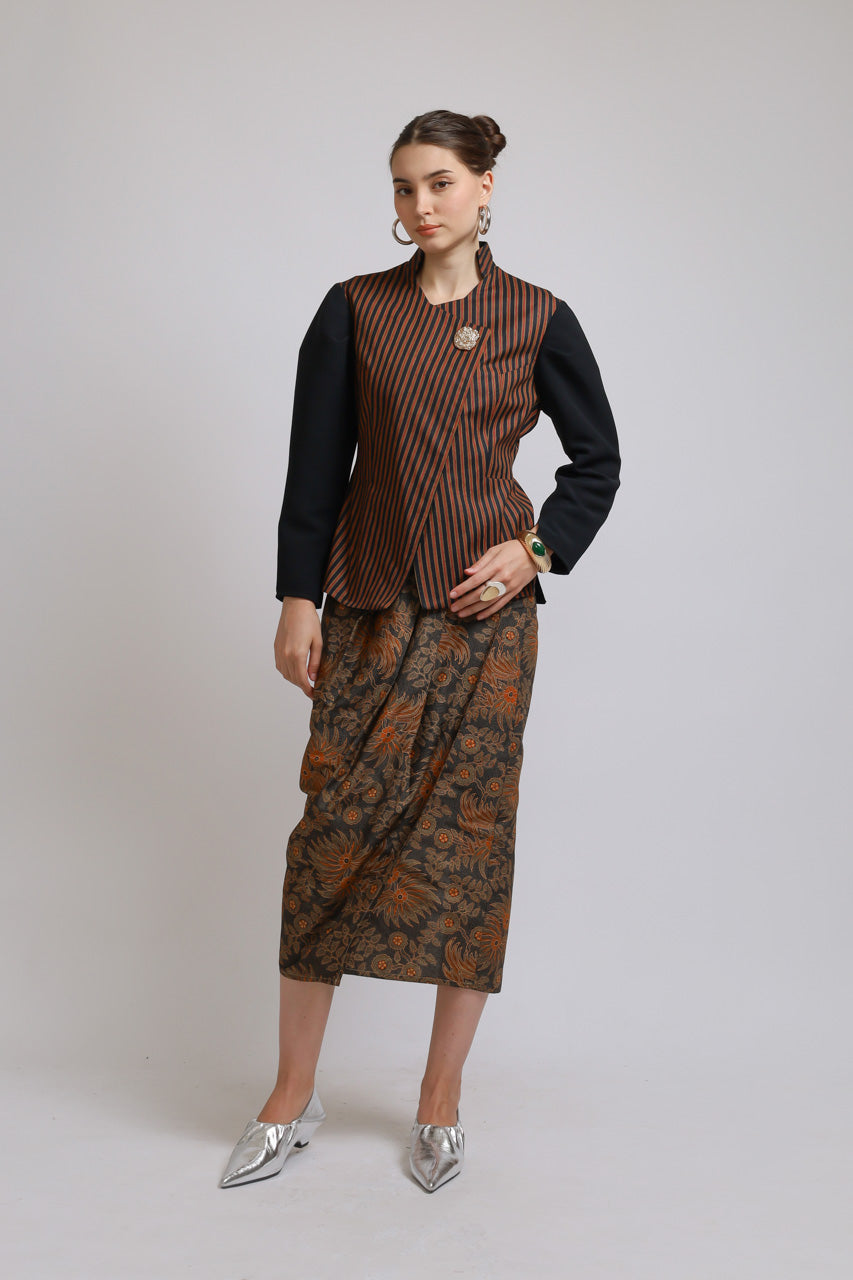 Bloom et Champs Kebaya Luric Blouse/Kebaya Batik Skirt