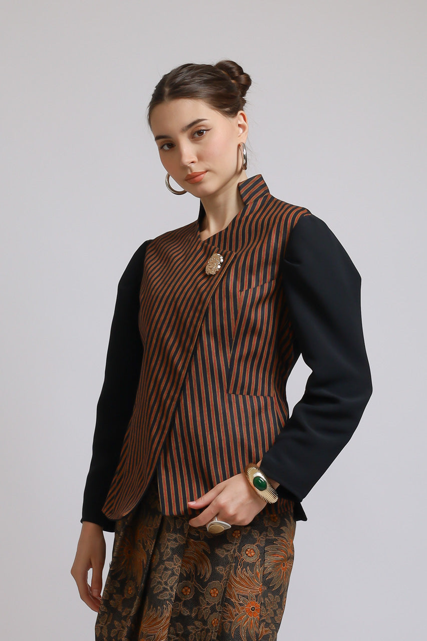 Bloom et Champs Kebaya Luric Blouse/Kebaya Batik Skirt