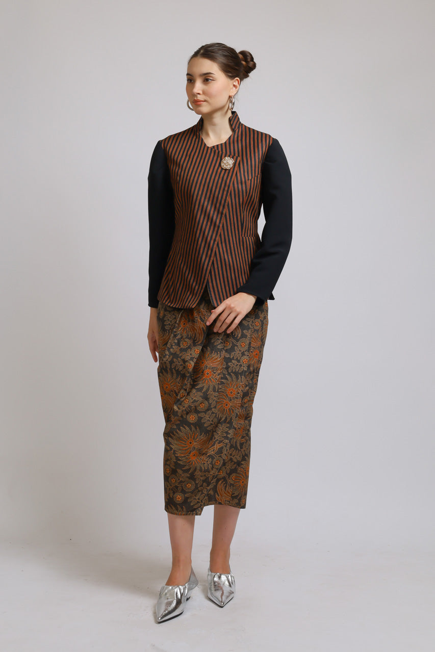 Bloom et Champs Kebaya Luric Blouse/Kebaya Batik Skirt