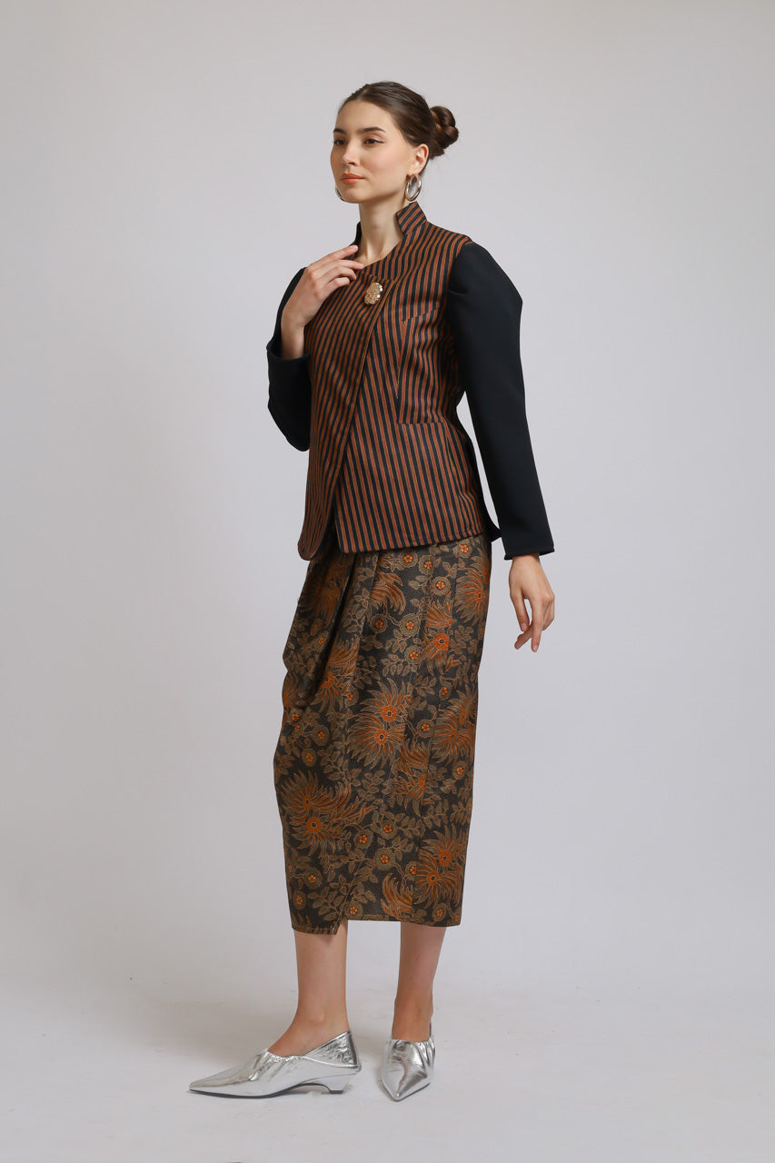 Bloom et Champs Kebaya Luric Blouse/Kebaya Batik Skirt
