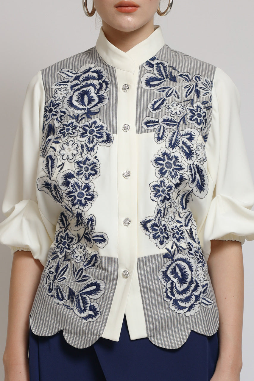 Bloom et Champs Scalloped Embroidered Blouse