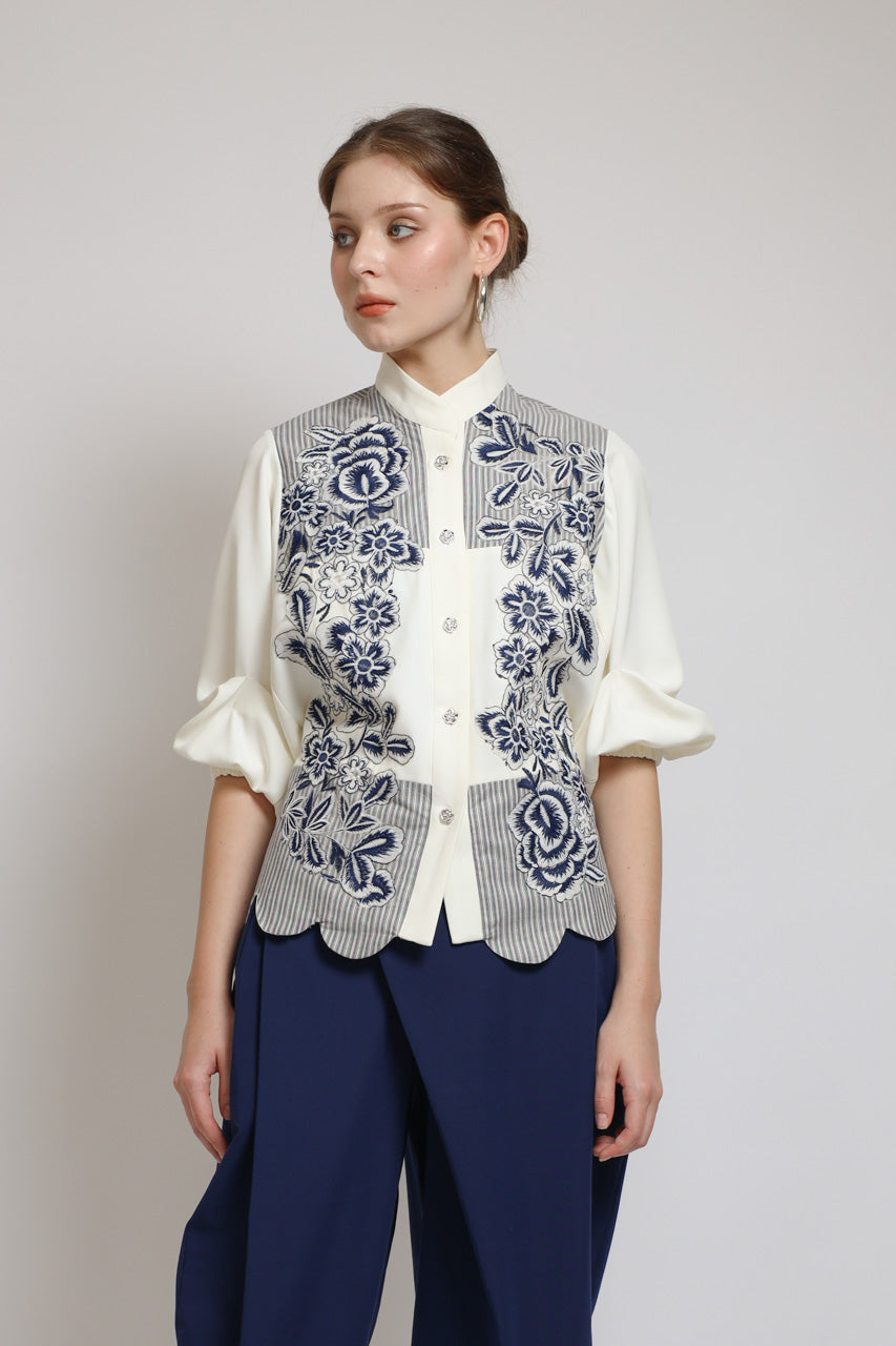 Bloom et Champs Scalloped Embroidered Blouse