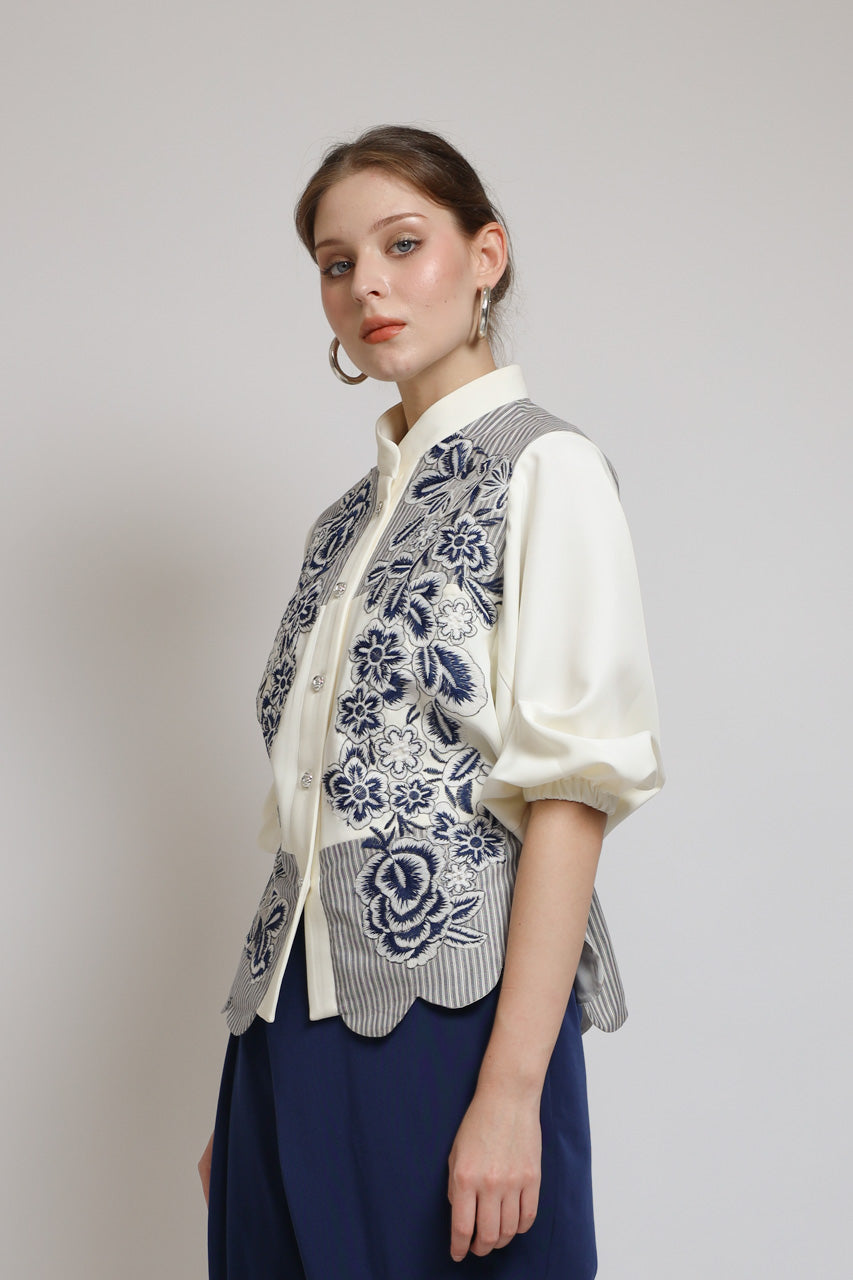 Bloom et Champs Scalloped Embroidered Blouse