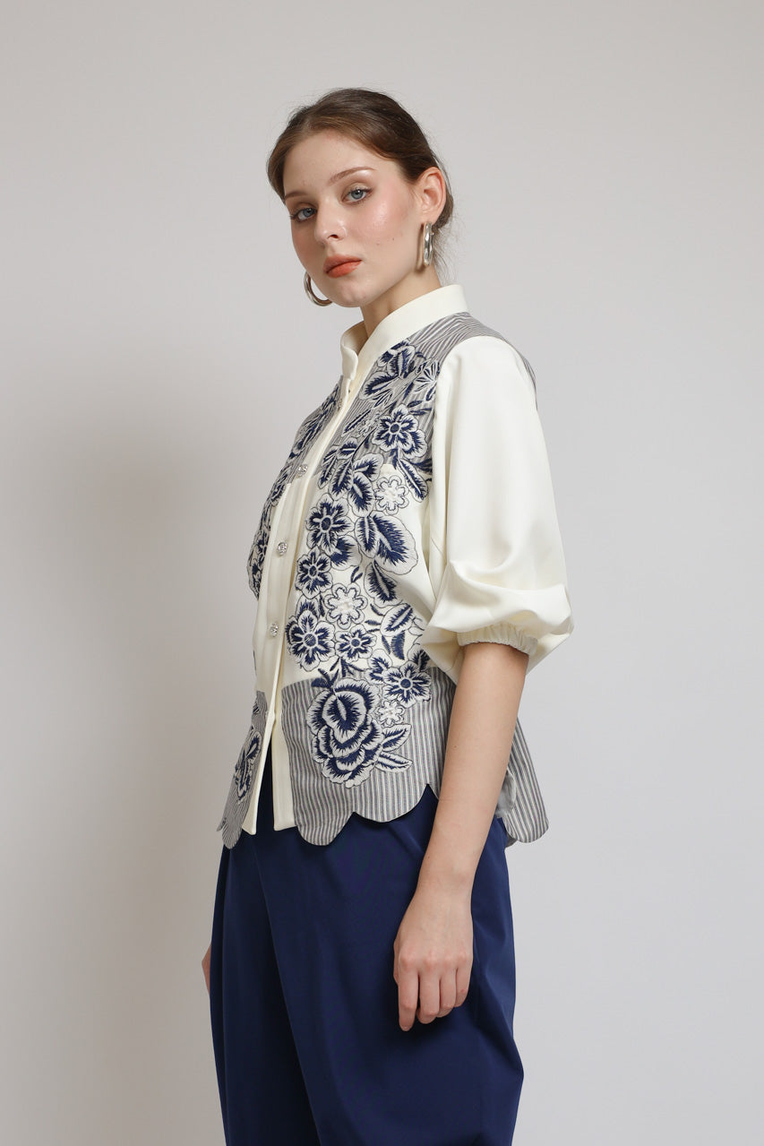 Bloom et Champs Scalloped Embroidered Blouse
