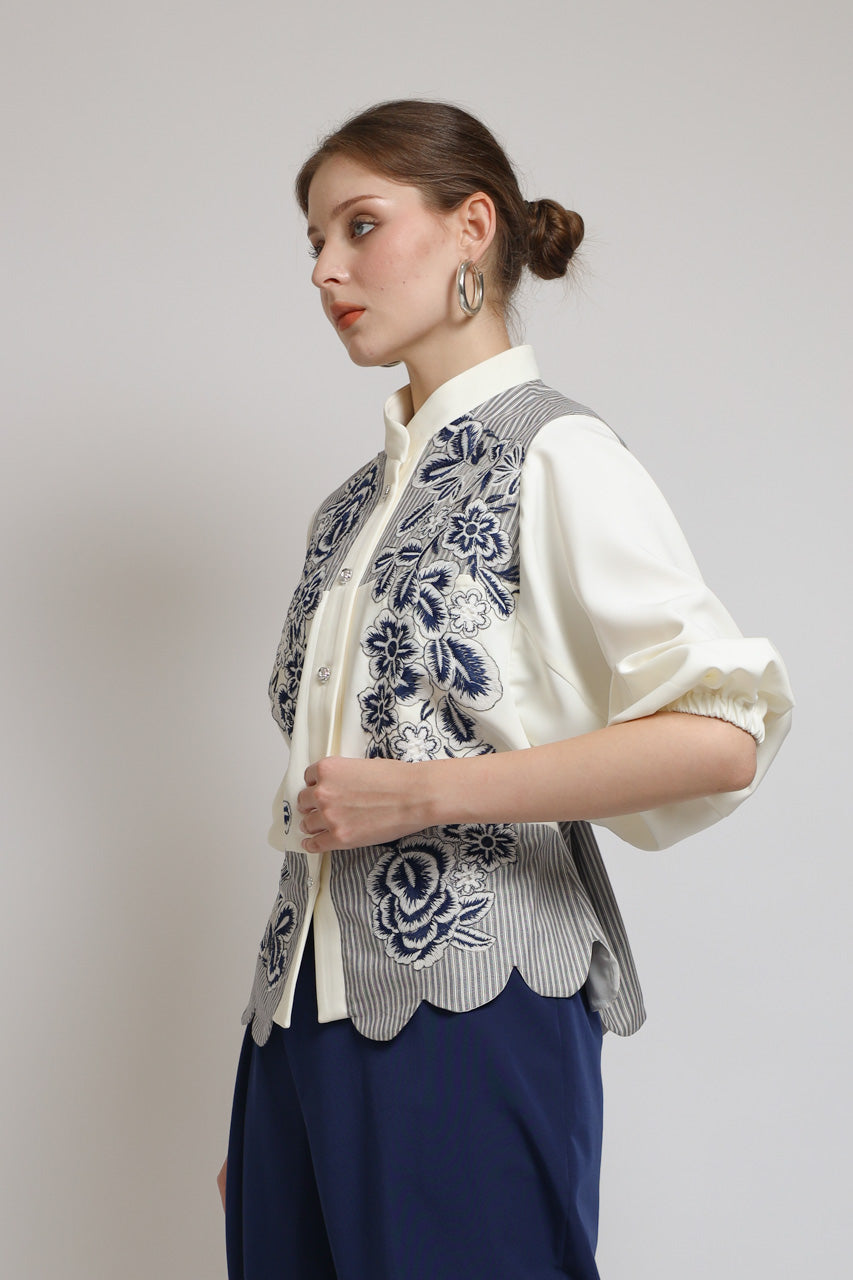 Bloom et Champs Scalloped Embroidered Blouse