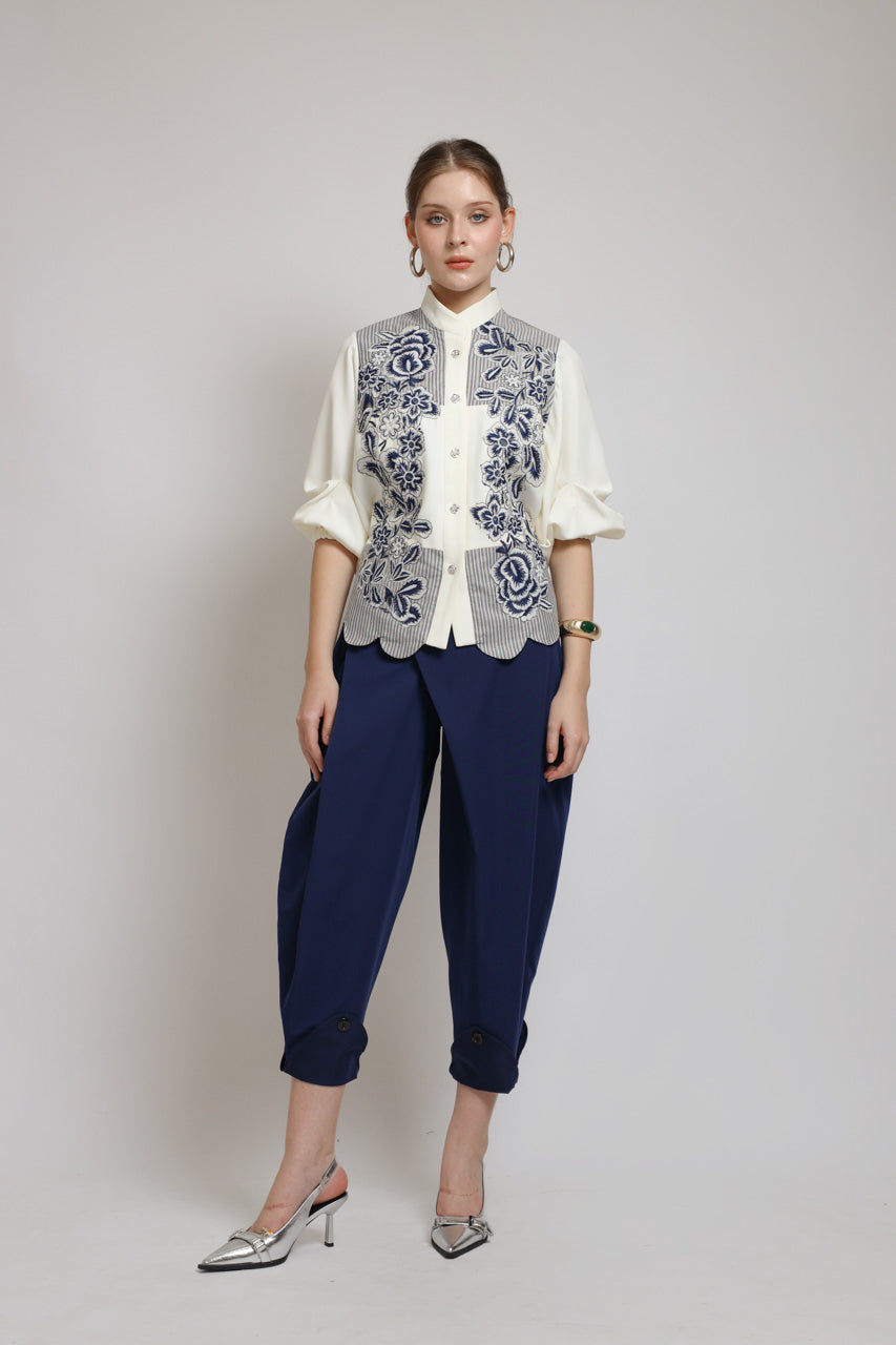 Bloom et Champs Scalloped Embroidered Blouse