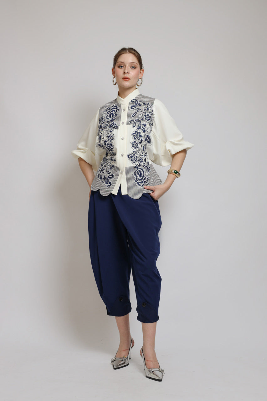 Bloom et Champs Scalloped Embroidered Blouse