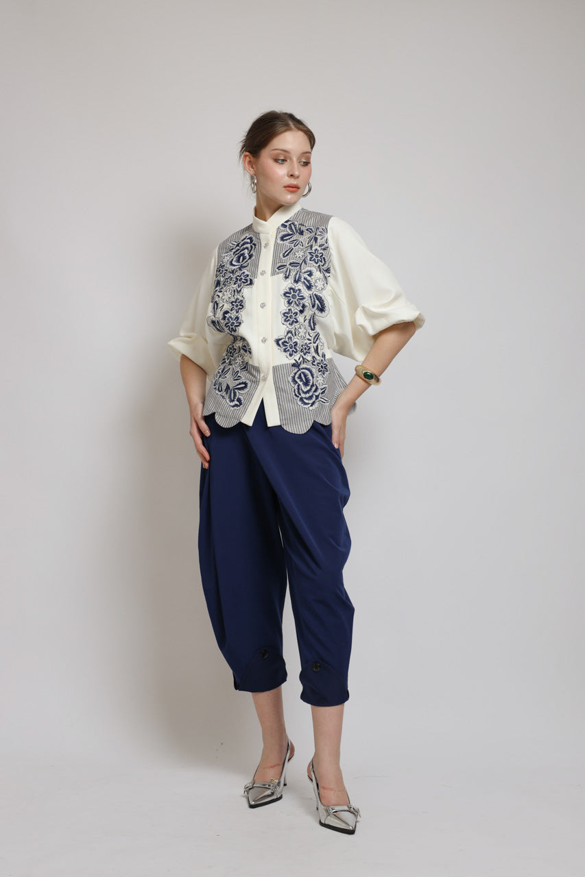 Bloom et Champs Scalloped Embroidered Blouse