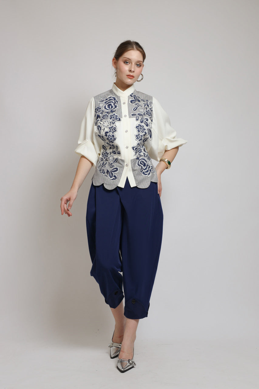 Bloom et Champs Scalloped Embroidered Blouse